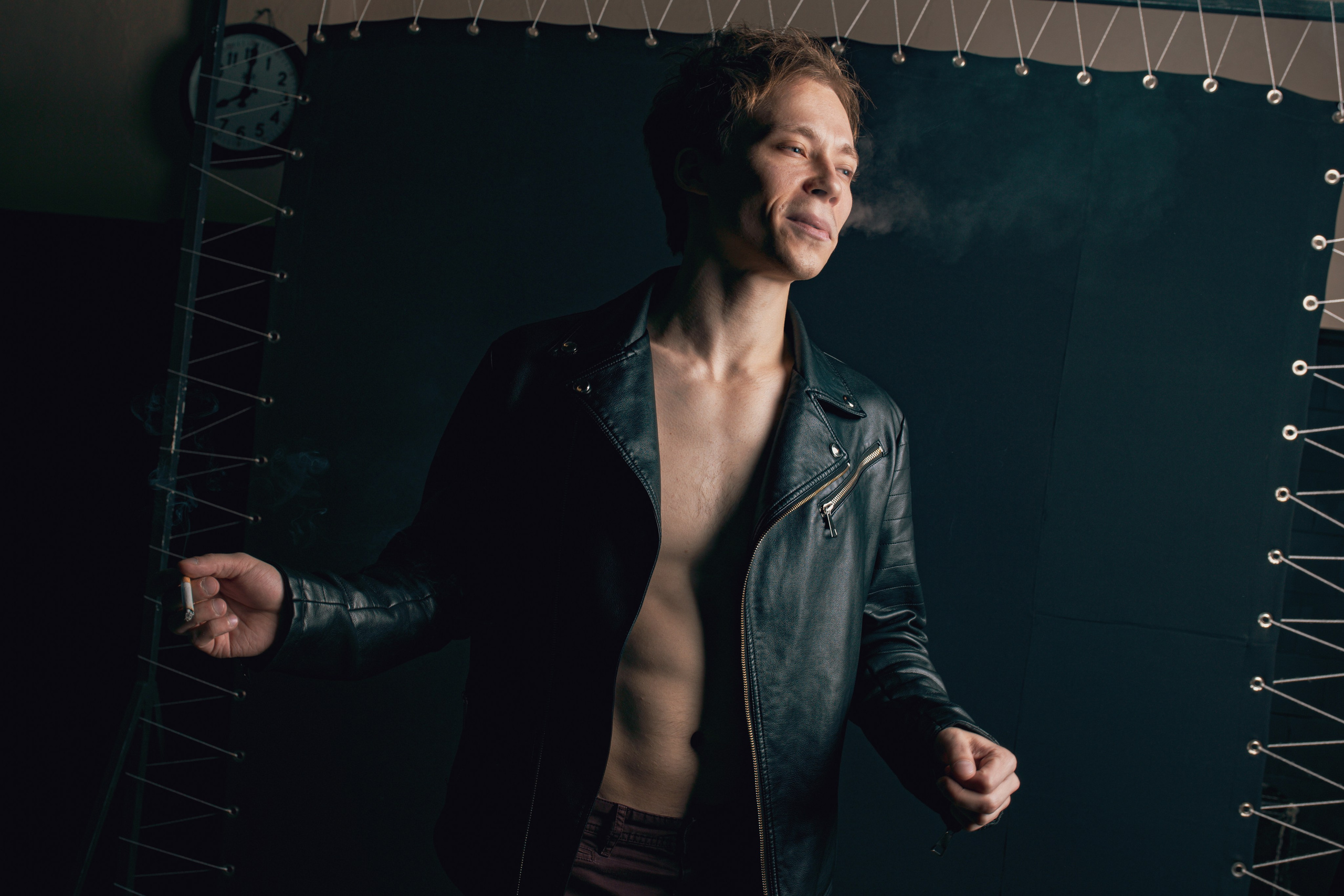 Чувственная фотография девушки, облокотившейся на стол