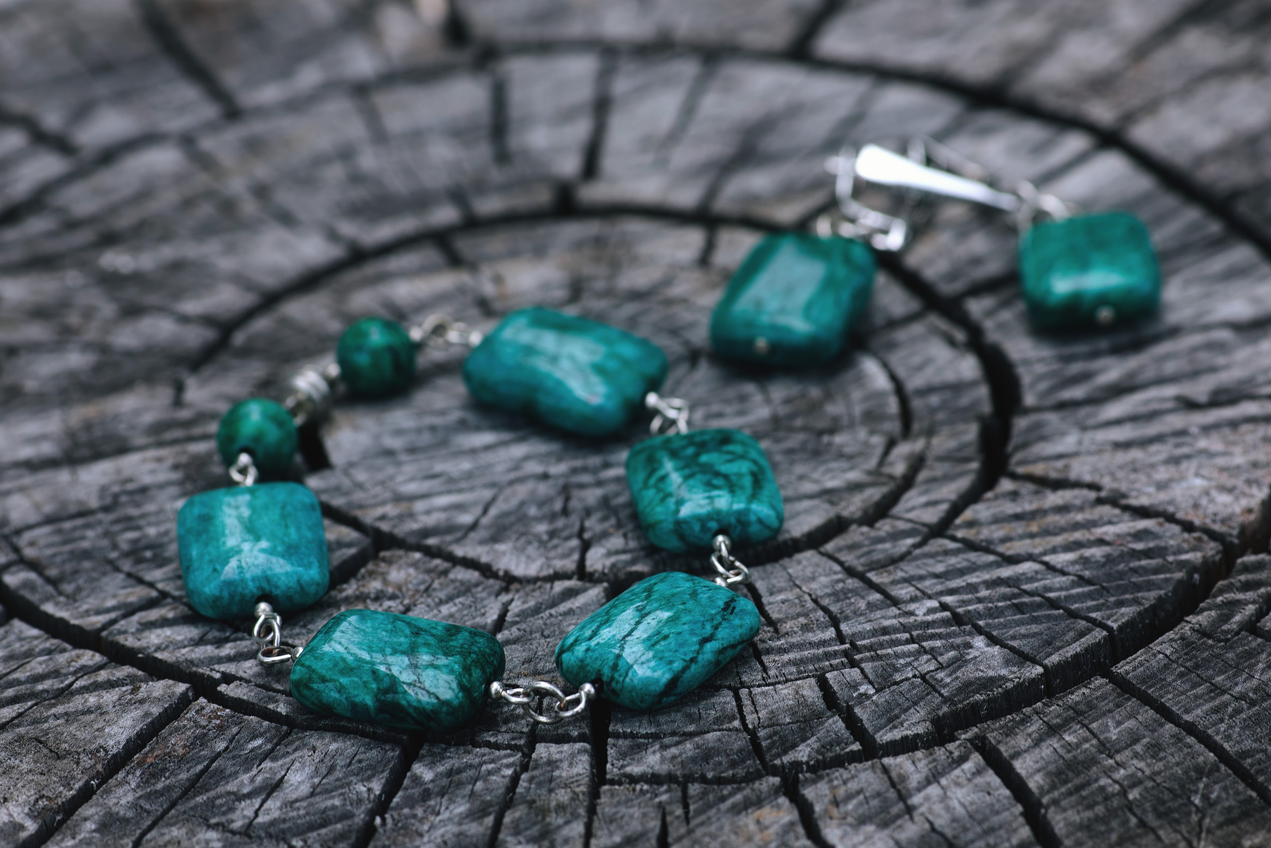 Фото браслета из камней крупным планом. Оформление для статьи на тему: почему фотографу стоит развивать Telegram-канал в России в 2025 году