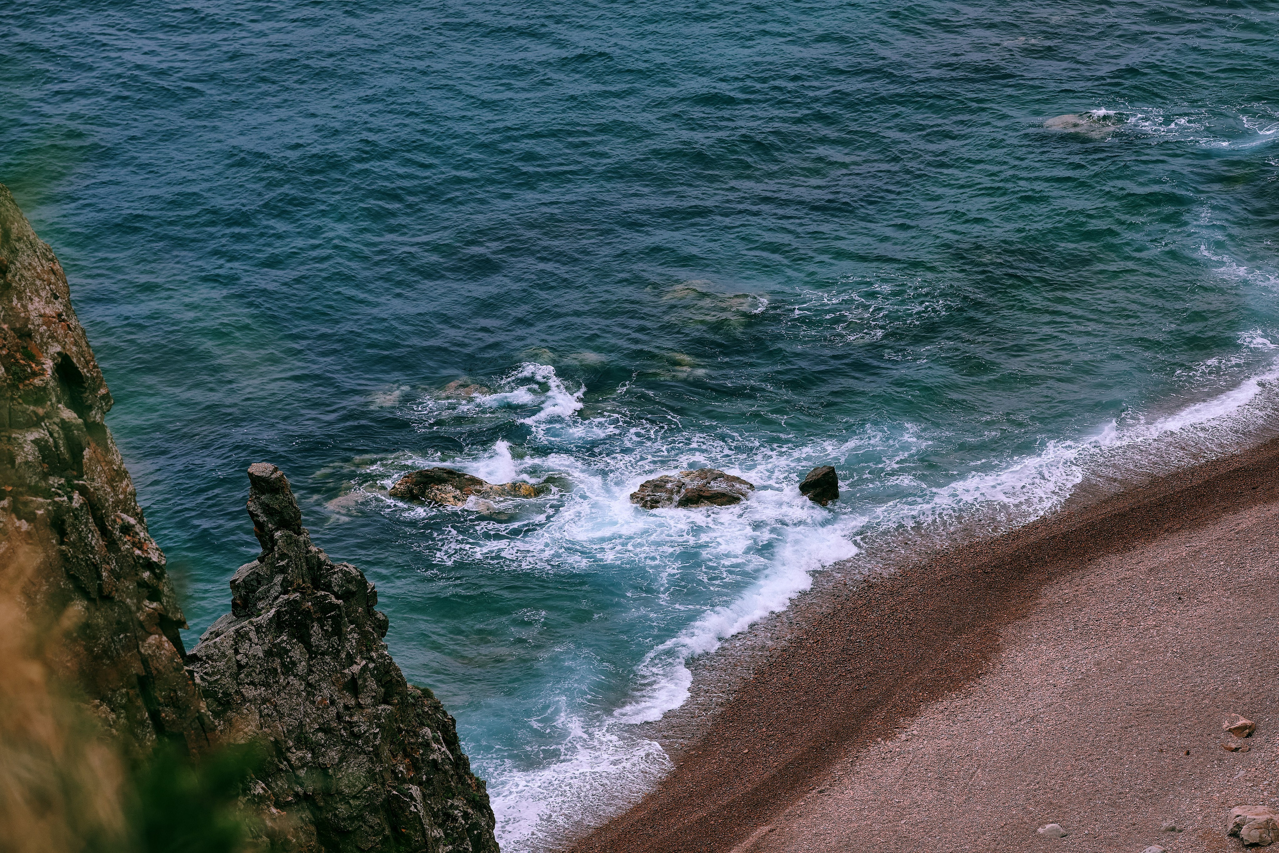 Вид сверху на скалы и побережье острова Шкота