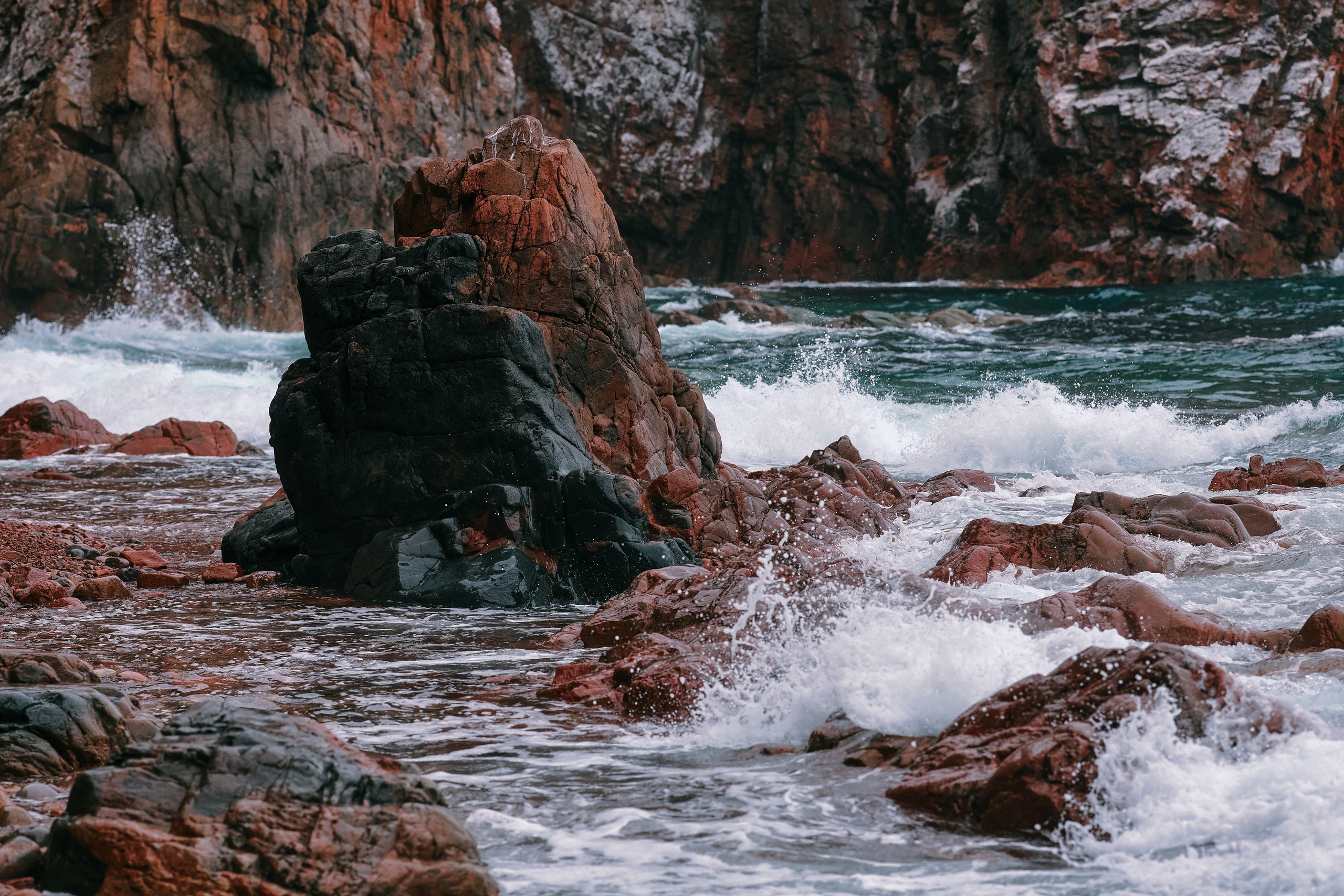 Скалы на побережье острова Шкота - шикарное место для творческой фотосъёмки во Владивостоке