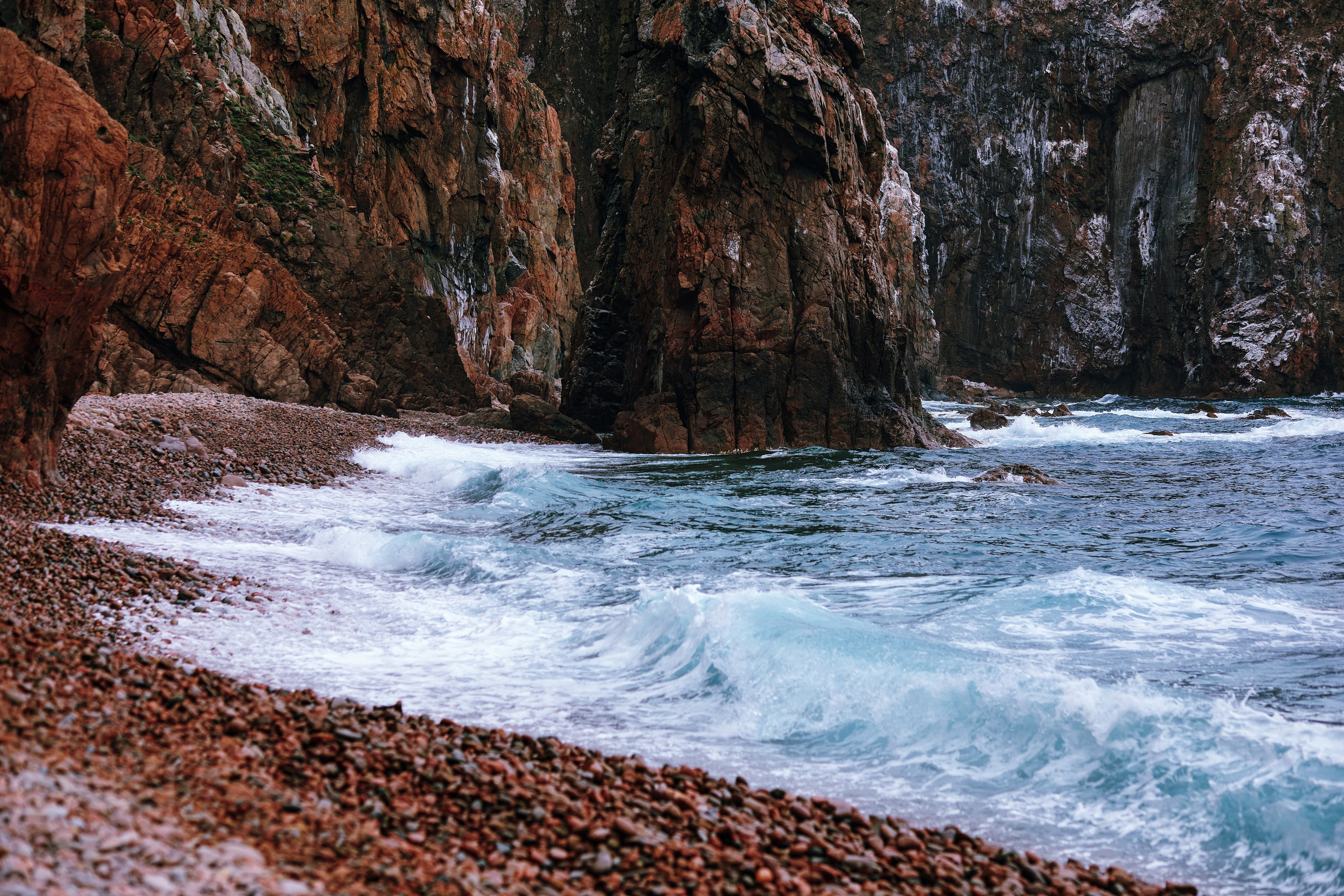 Каменистый пляж со скалами на острове Шкота - удачная локация для фото во Владивостоке