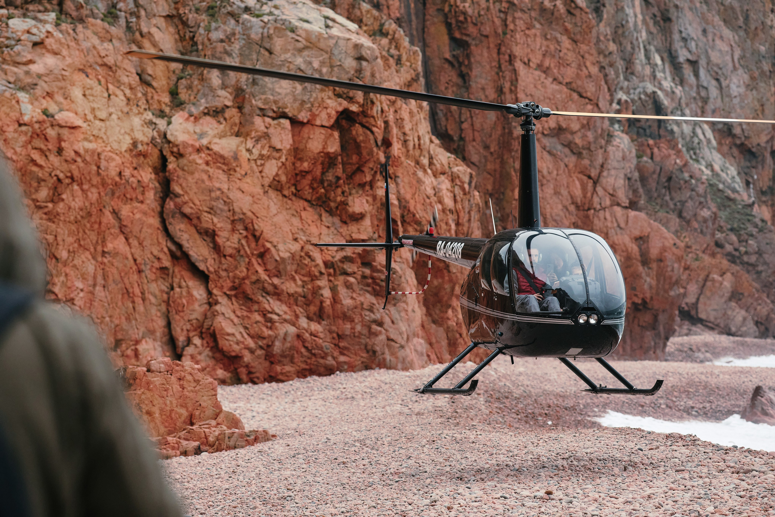 Вертолёт прилетает на остров Шкота во Владивостоке