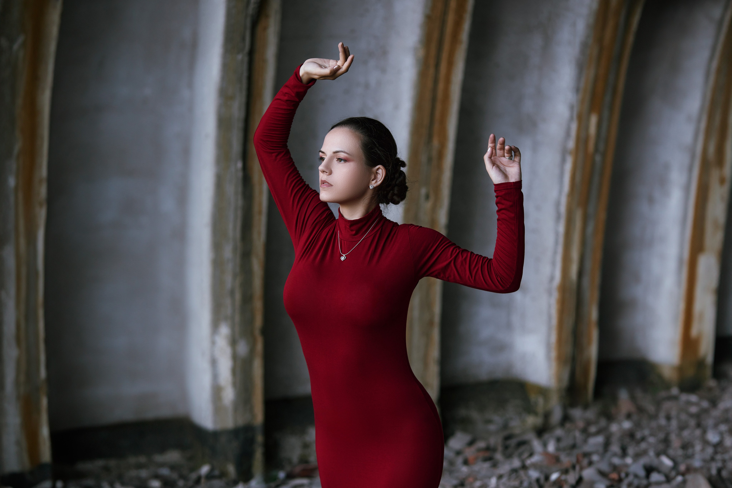 Фотосессия в красном платье в заброшенном здании - старом самолётном ангаре в Золотой Долине (селе около города Находки)