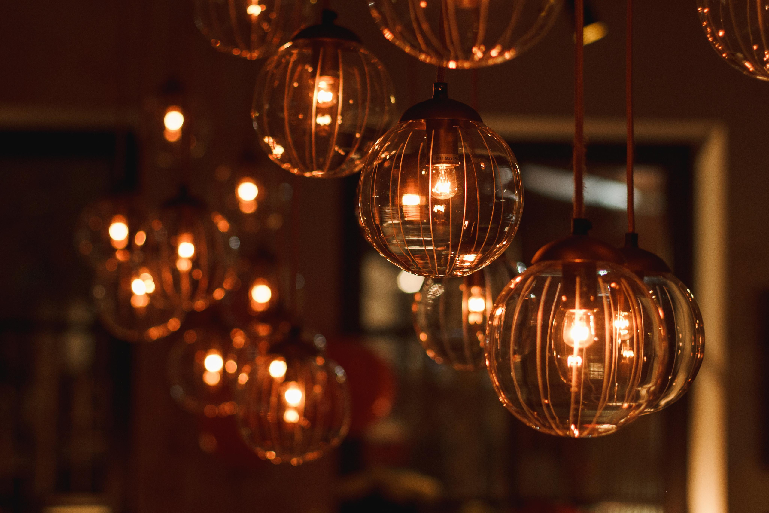 детали интерьера при фотосъёмке свадебного банкета