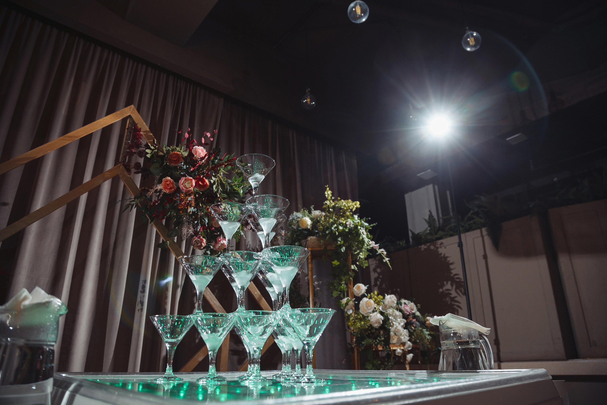 горка шампанского на свадебном банкете