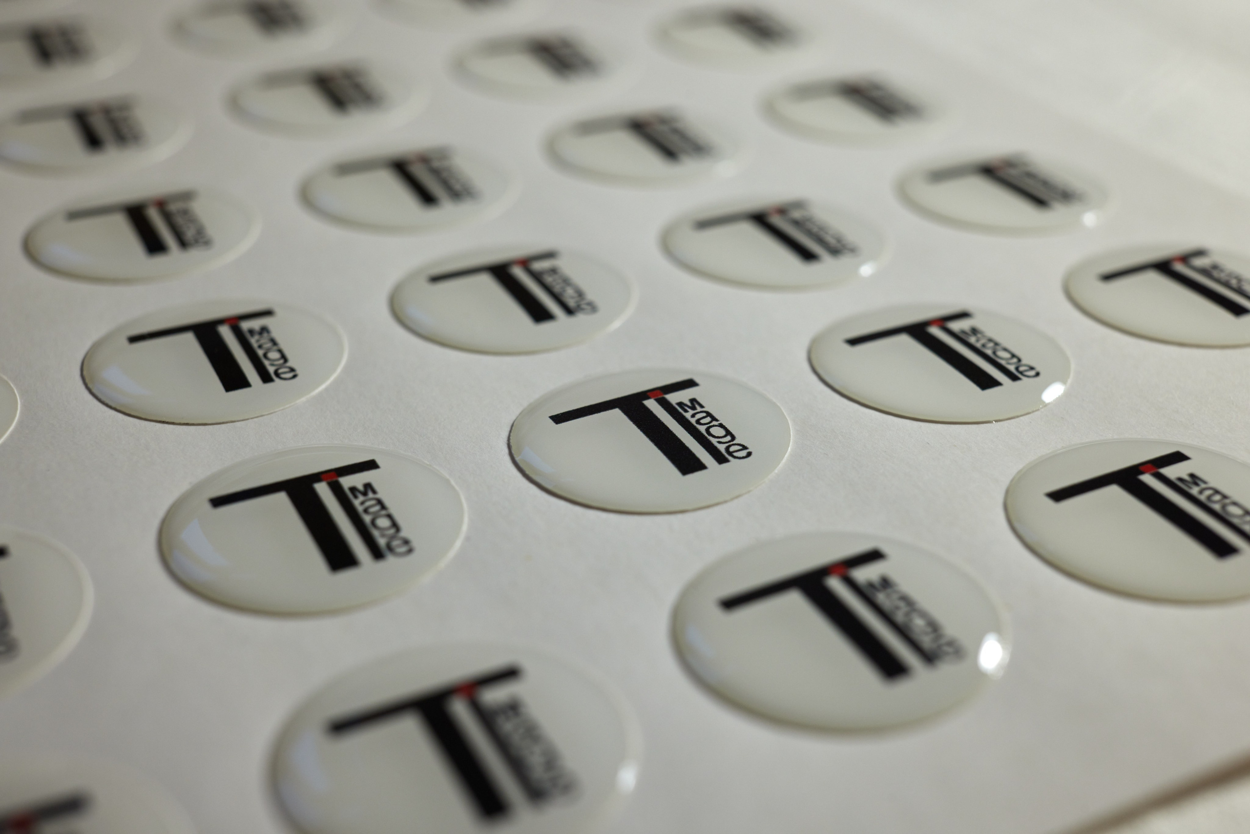 Полимерная этикетка. Имидж Технологии — Производство сувенирных магнитов, заливных этикеток и значков. Репортажная фотография в Кирове Кировской области