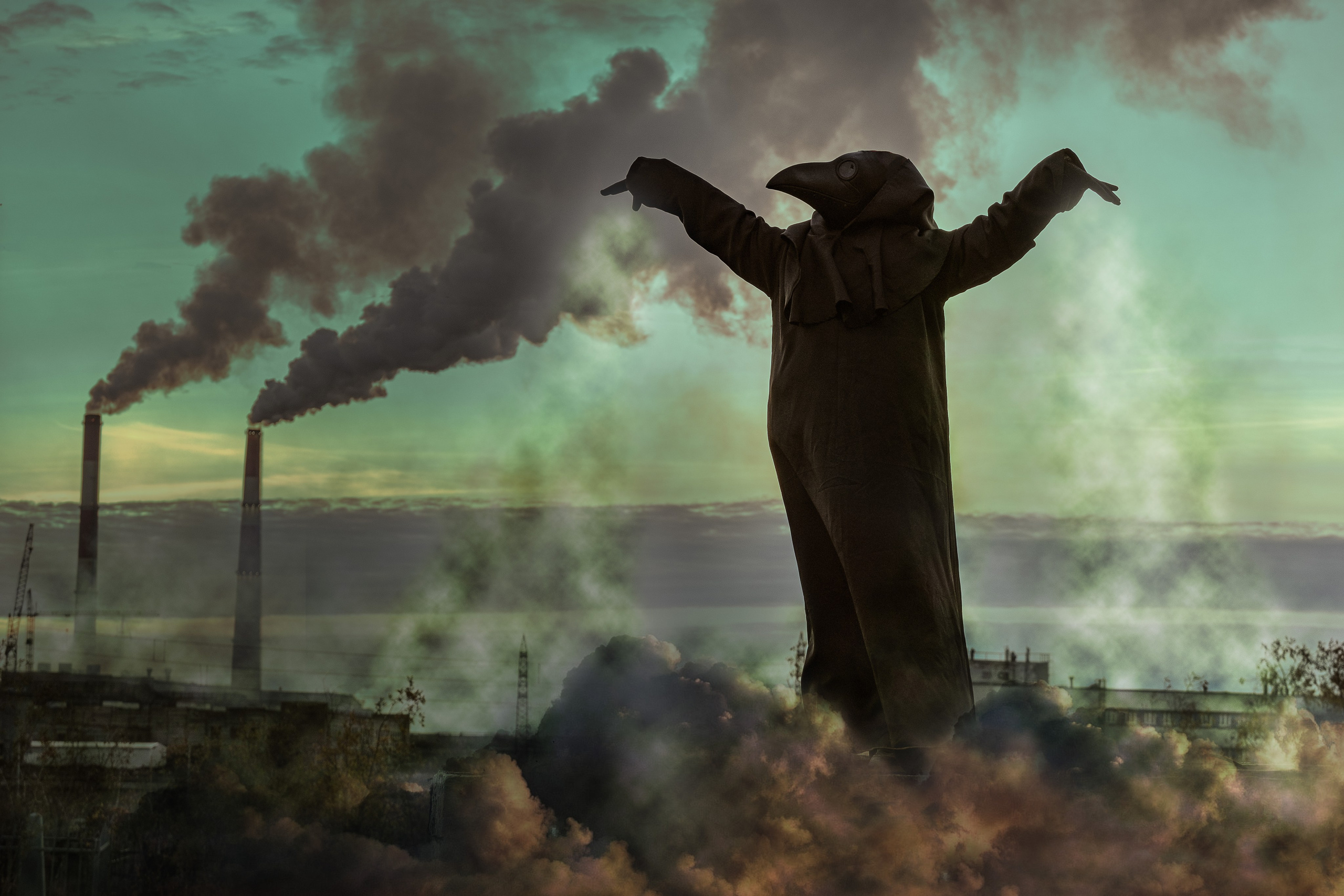 Фигура в маске на фоне постапокалиптического Норильска