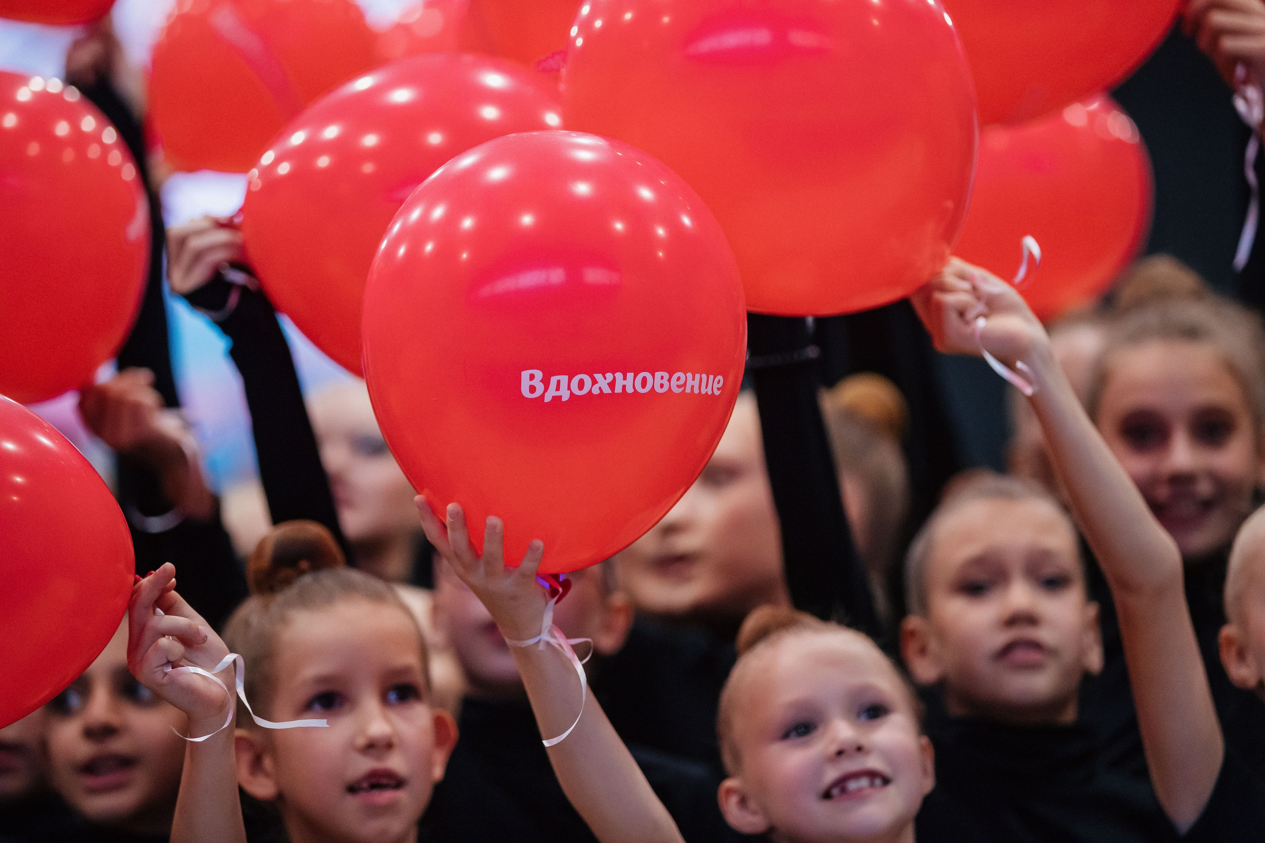 Участники международных соревнований по спортивной аэробике Аэроосень 2023 в Минске. Общее фото