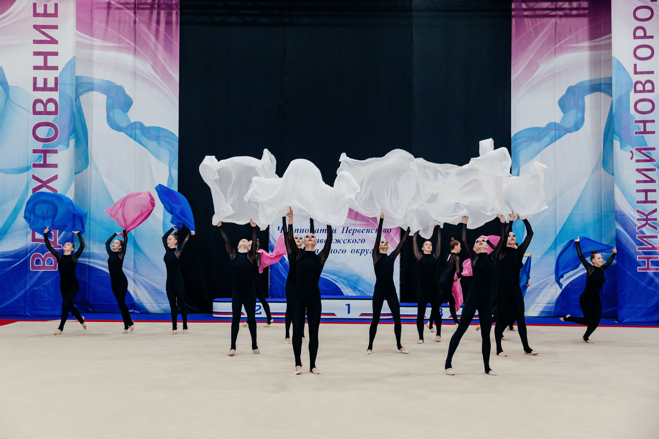 Участники международных соревнований по спортивной аэробике Аэроосень 2023 в Минске. Общее фото