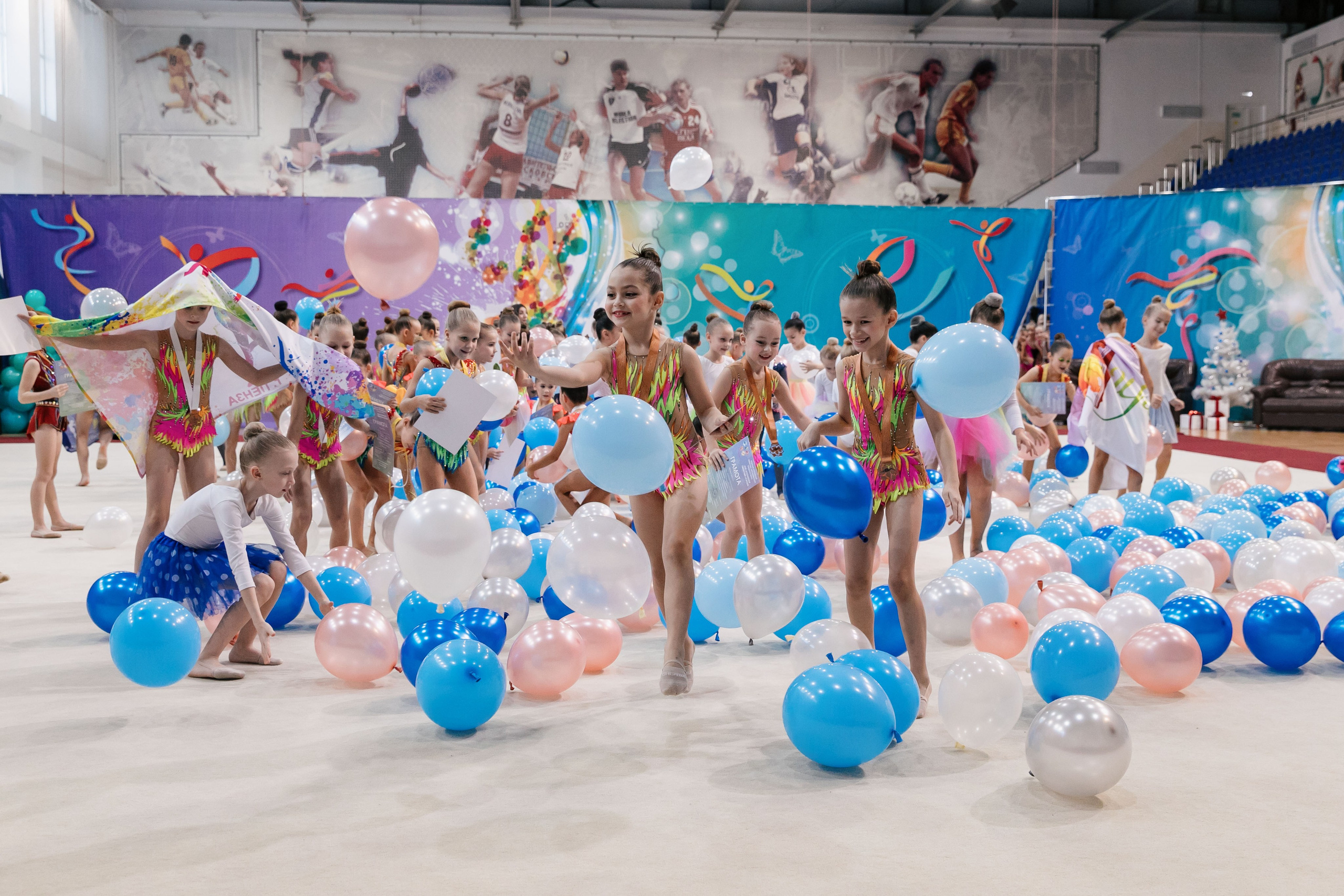 Участники международных соревнований по спортивной аэробике Аэроосень 2023 в Минске. Общее фото