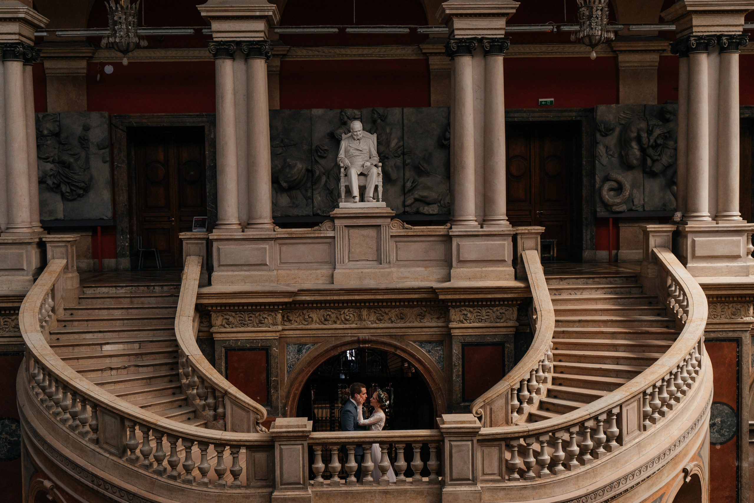 Свадебная фотосессия жениха и невесты на лестнице академии Штиглица в СПб издалека
