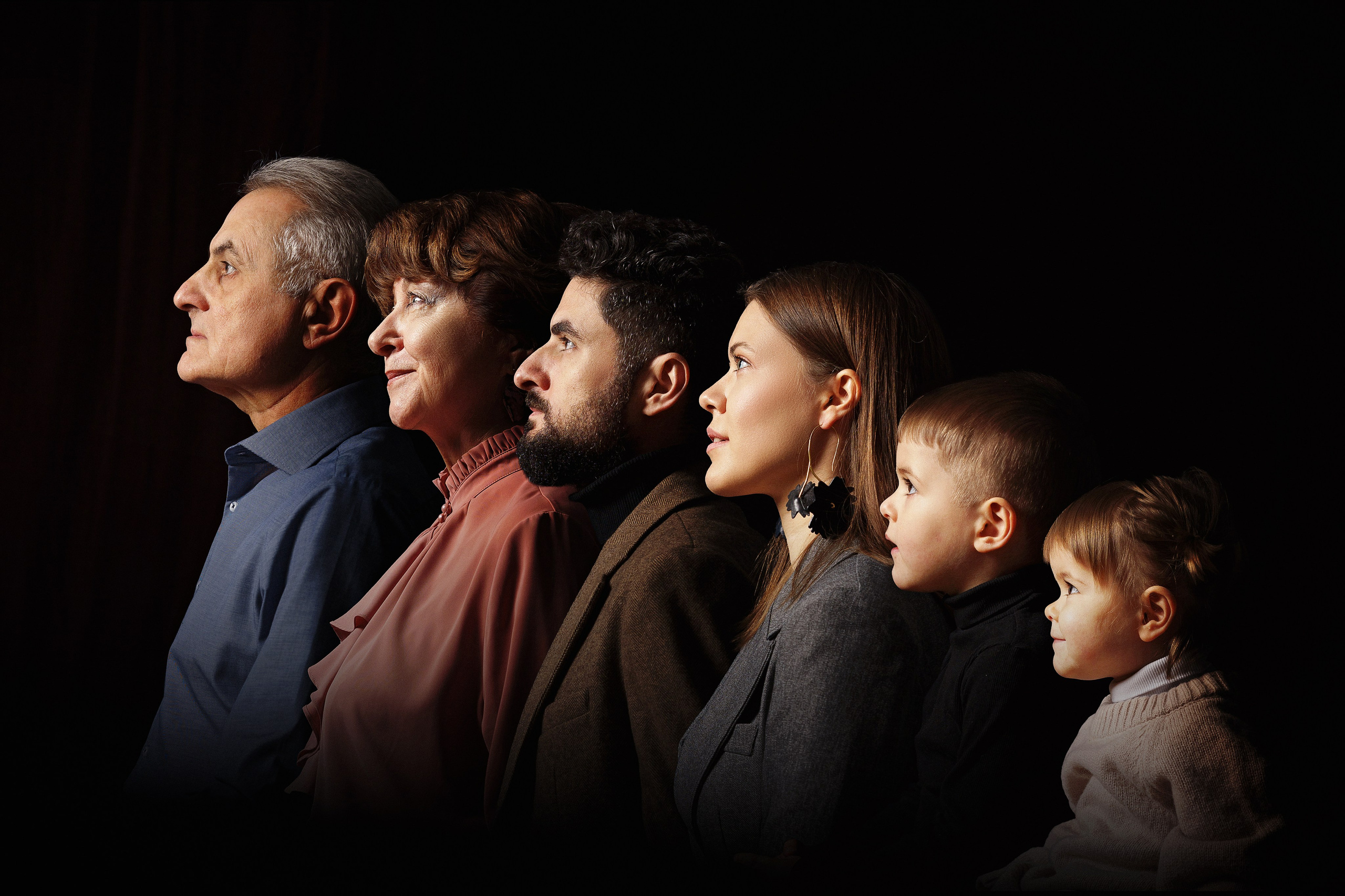 Семейная фотосессия в Краснодаре — общий портрет семьи в профиль