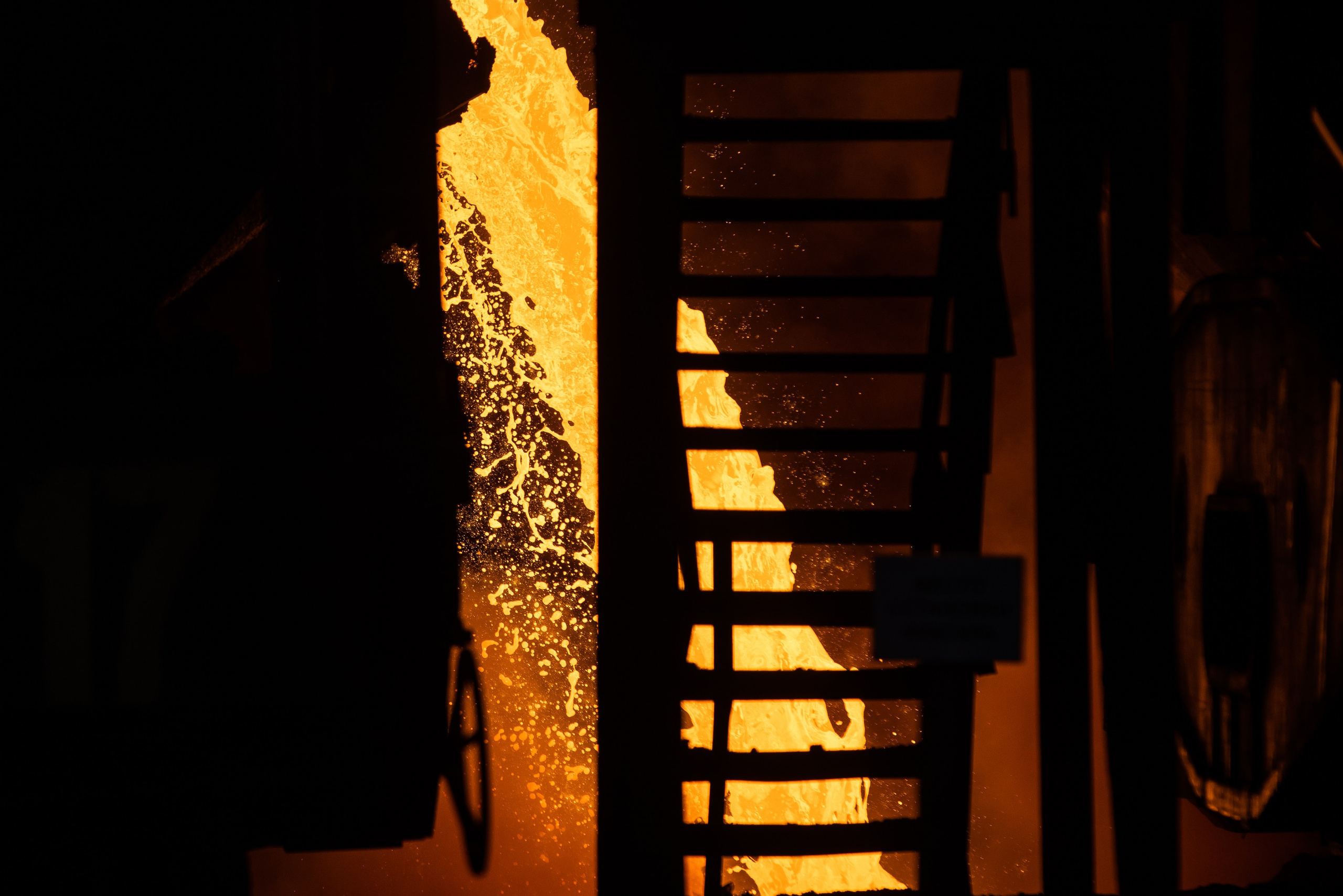 расплавленный металл на заводе