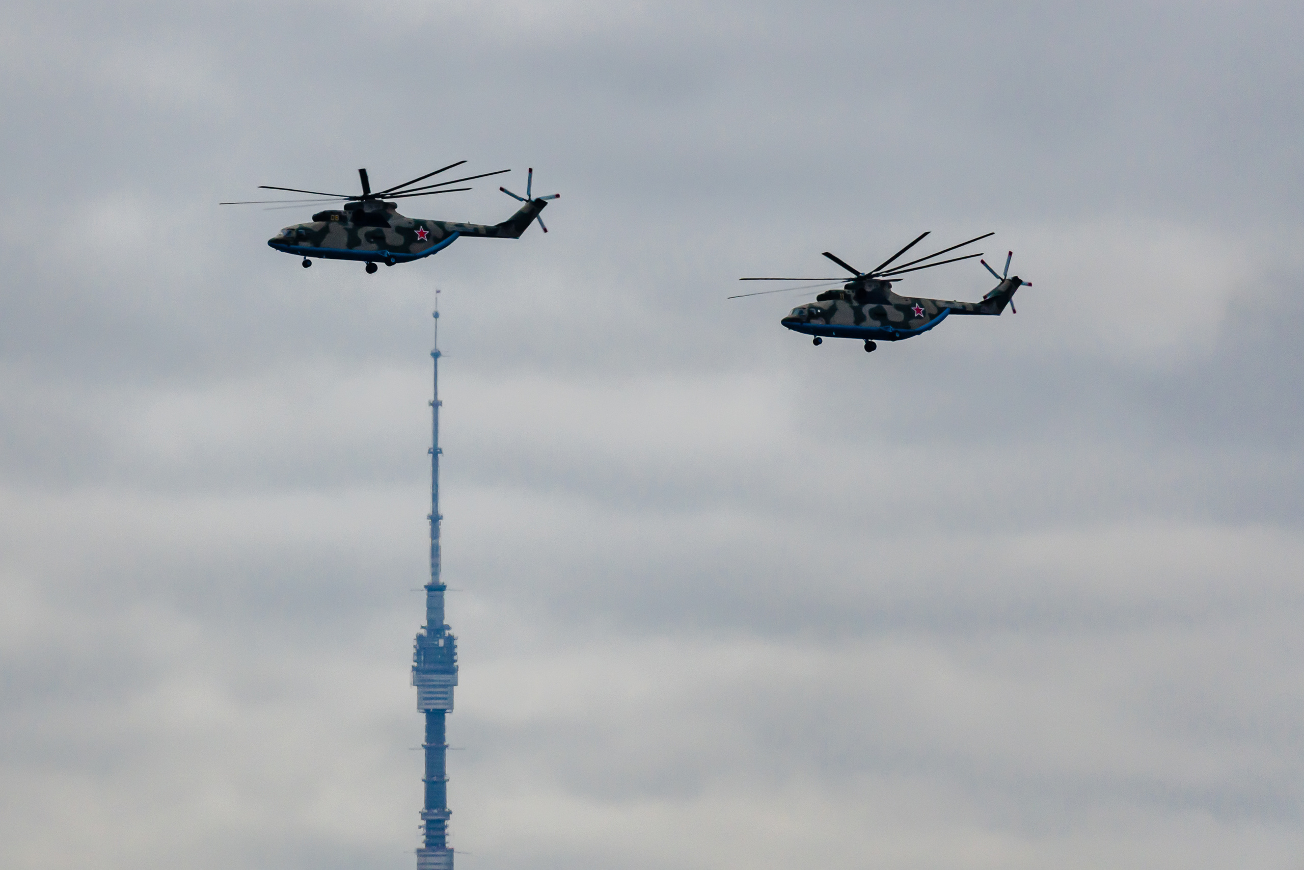 Веротолеты над Останкинской башней в Москве на Парад Победы