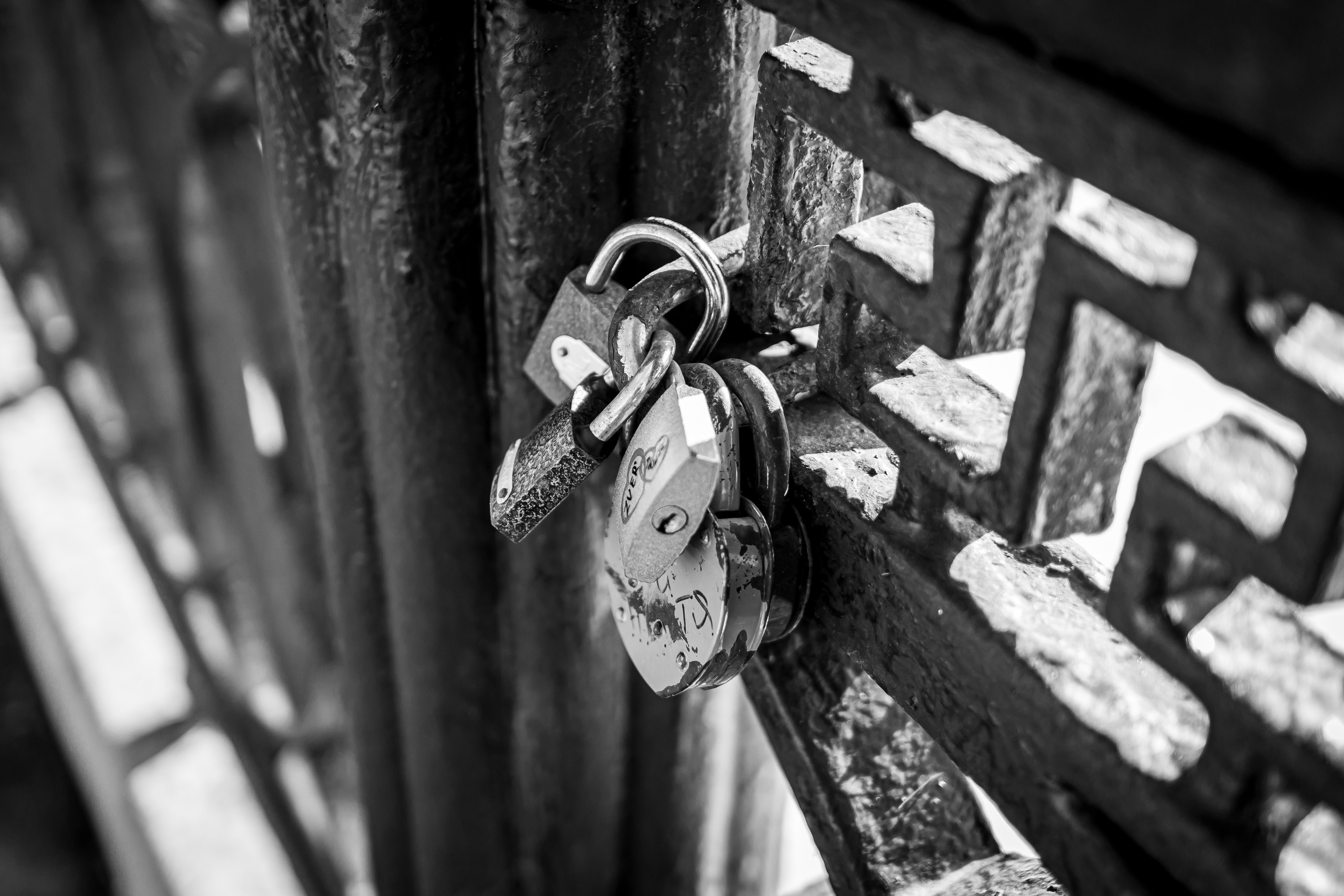 Замки на мосту у Новодевичьего монастыря