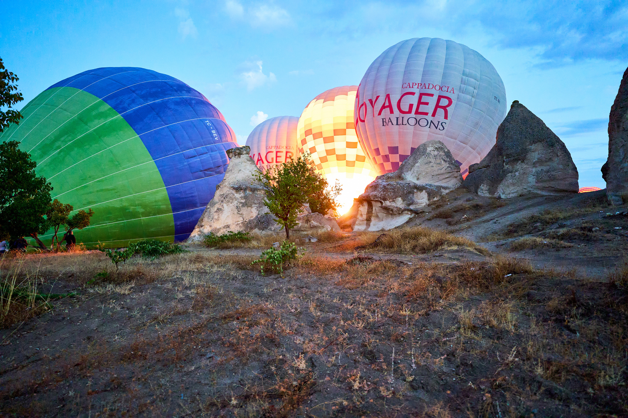Надуваются воздушные шары на рассвете в Каппадокии.