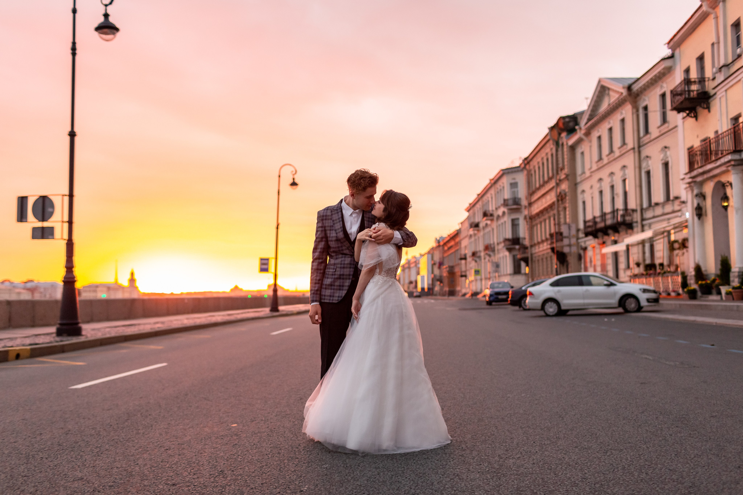 Свадебная фотопрогулка в центре Санкт-Петербурга на рассвете.