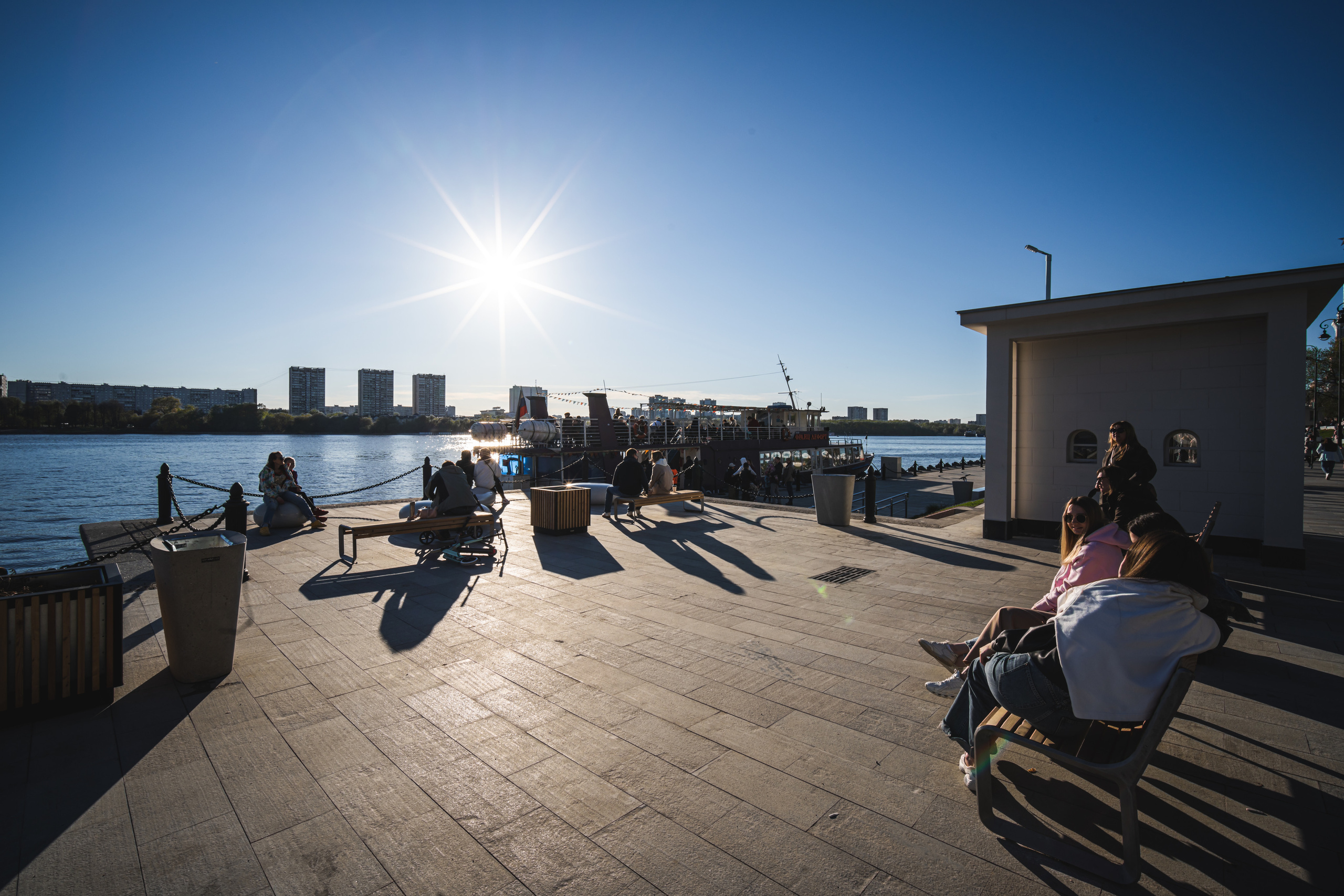 Набережная Северного речного вокзала на закате