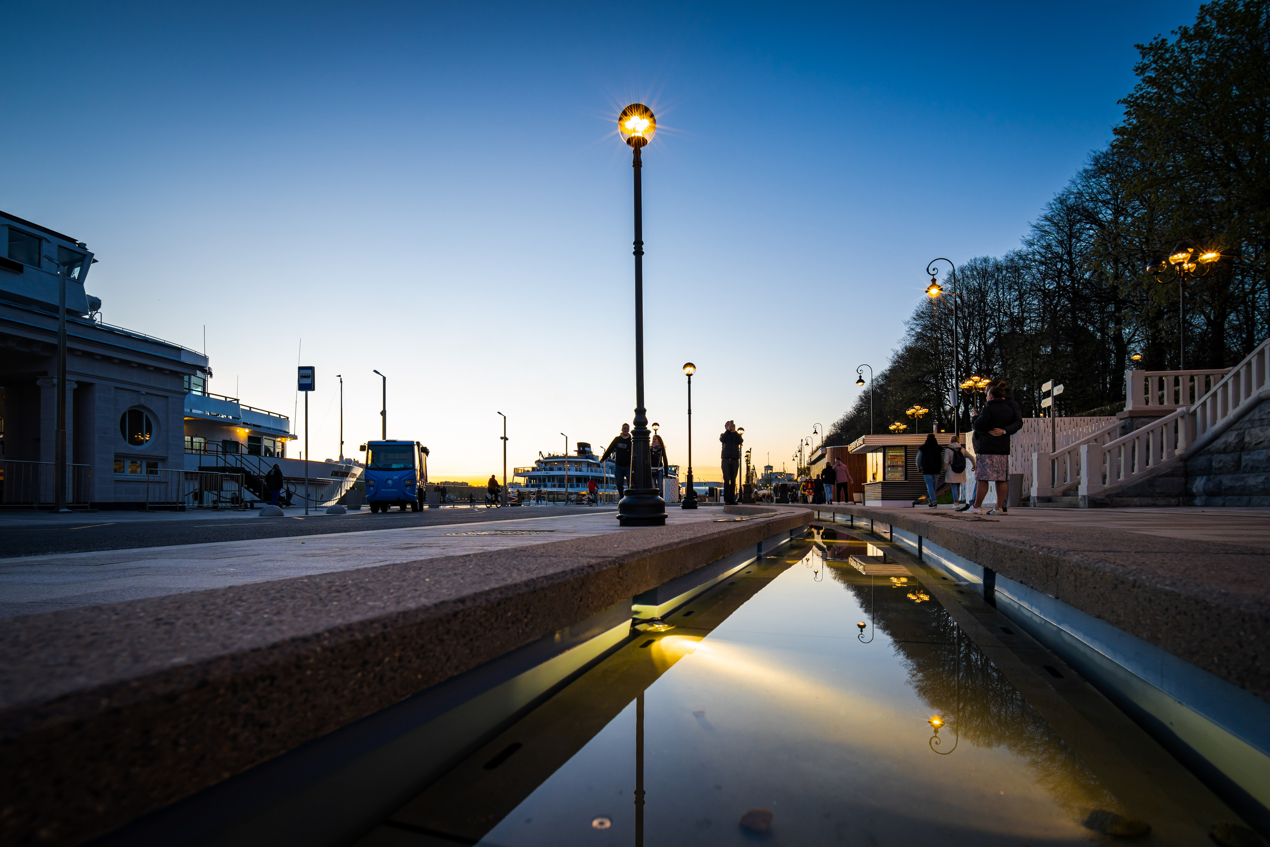 Ручей на Северном речном вокзале в виде схему канала им.  Москвы с подсветкой