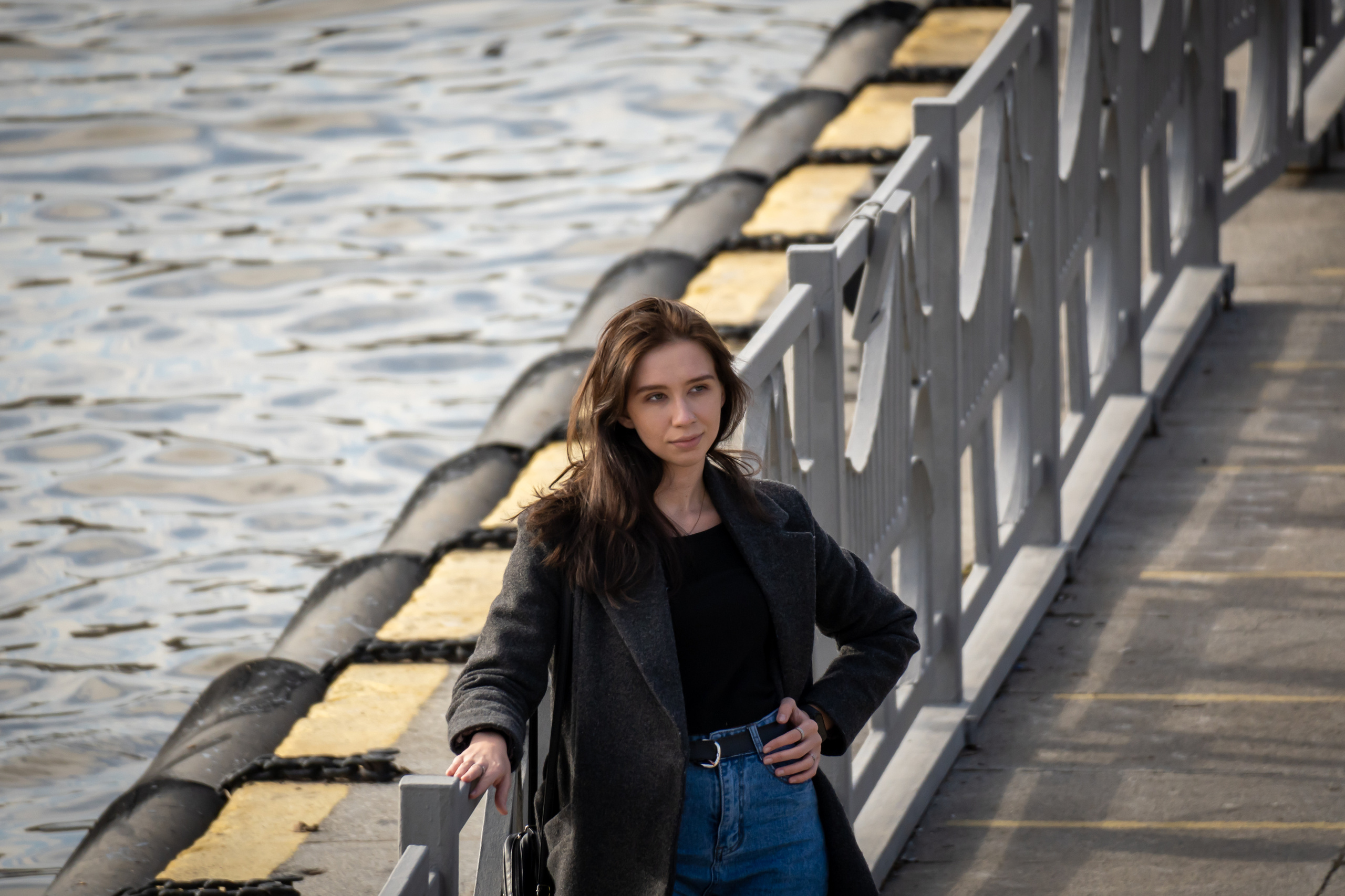 Девушка, позирующая на набережной в Лужниках