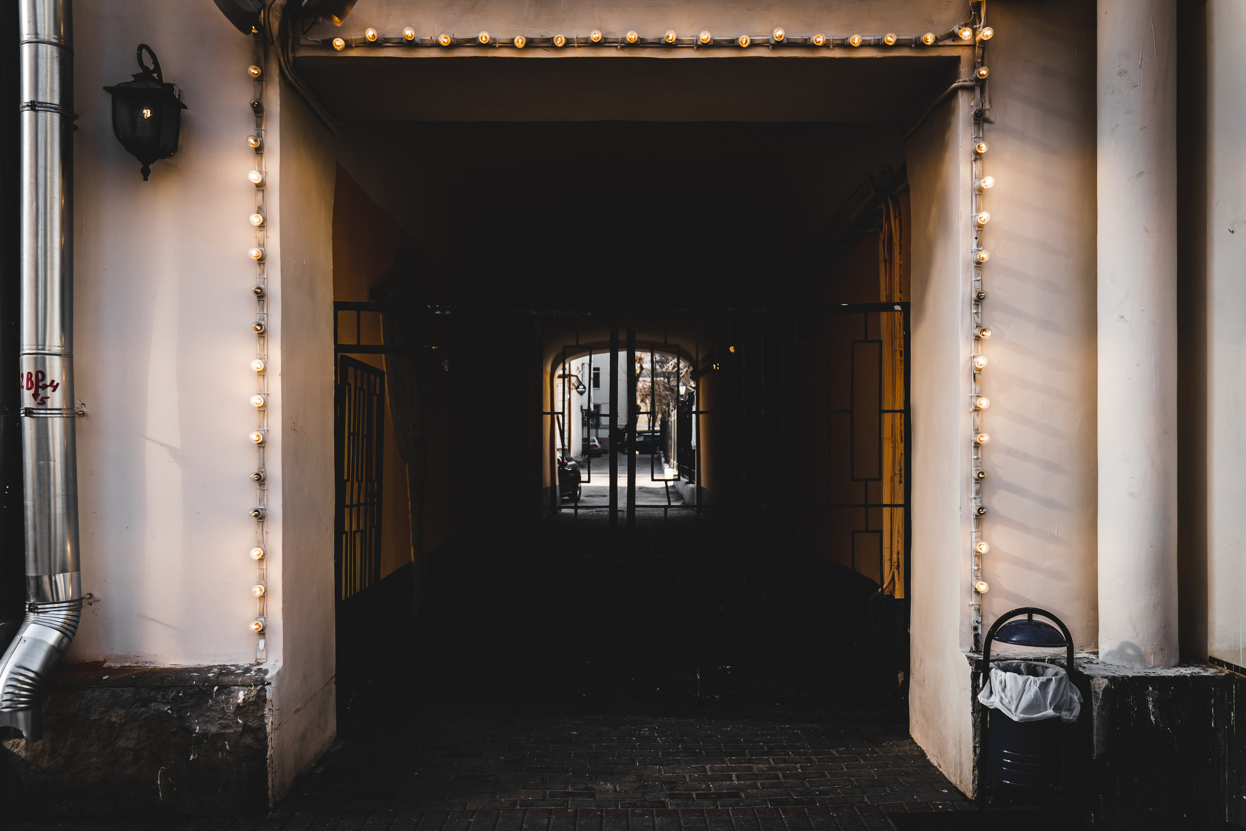 Арка в доме в районе Старого Арбата в Москве