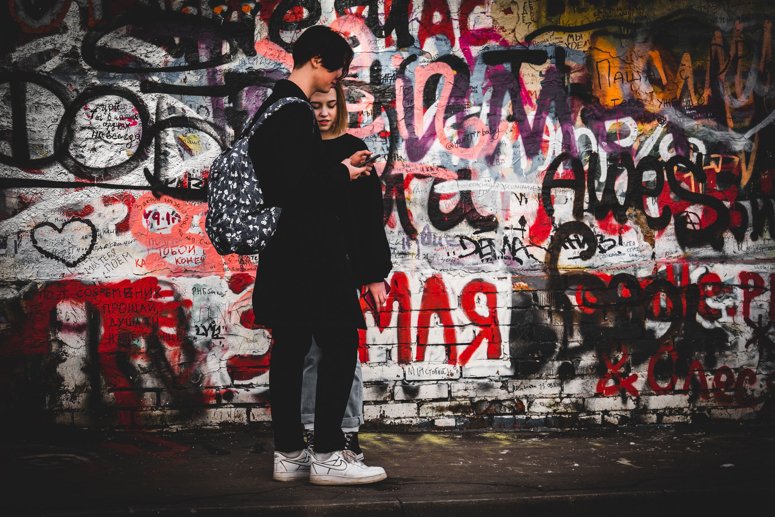 Парень и девушка у стены Цоя на Старом Арбате в Москве