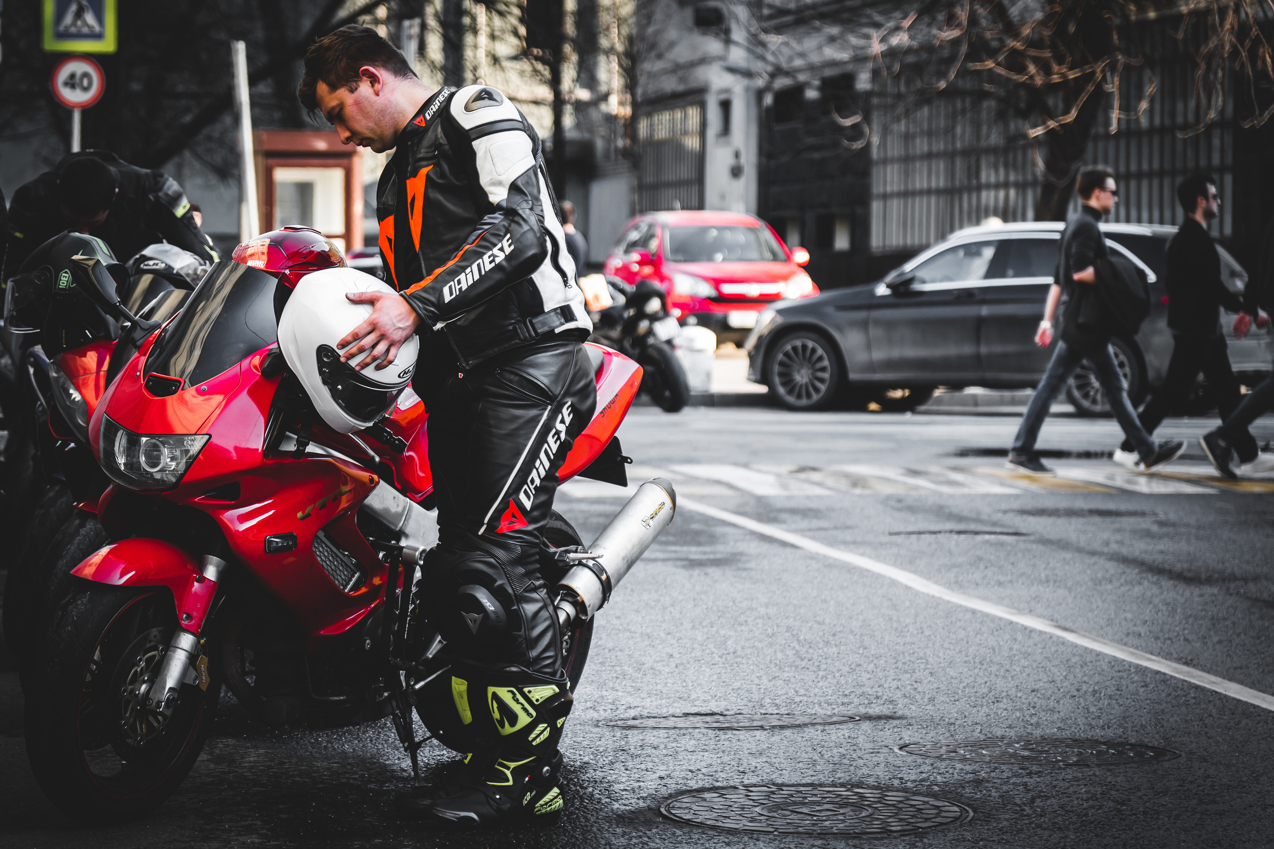 Мотоцикл и мотоциклист на Старом Арбате в Москве