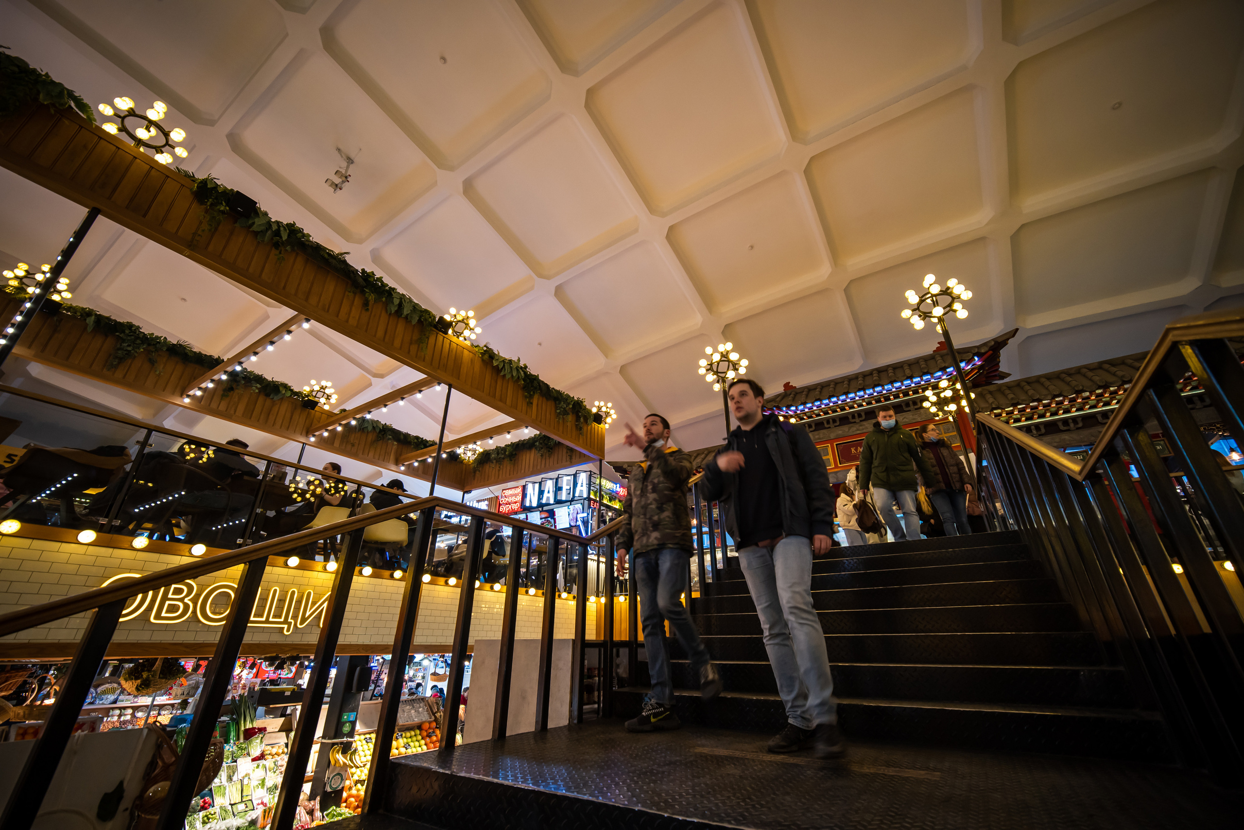 Внутри Усачёвского рынка в Москве