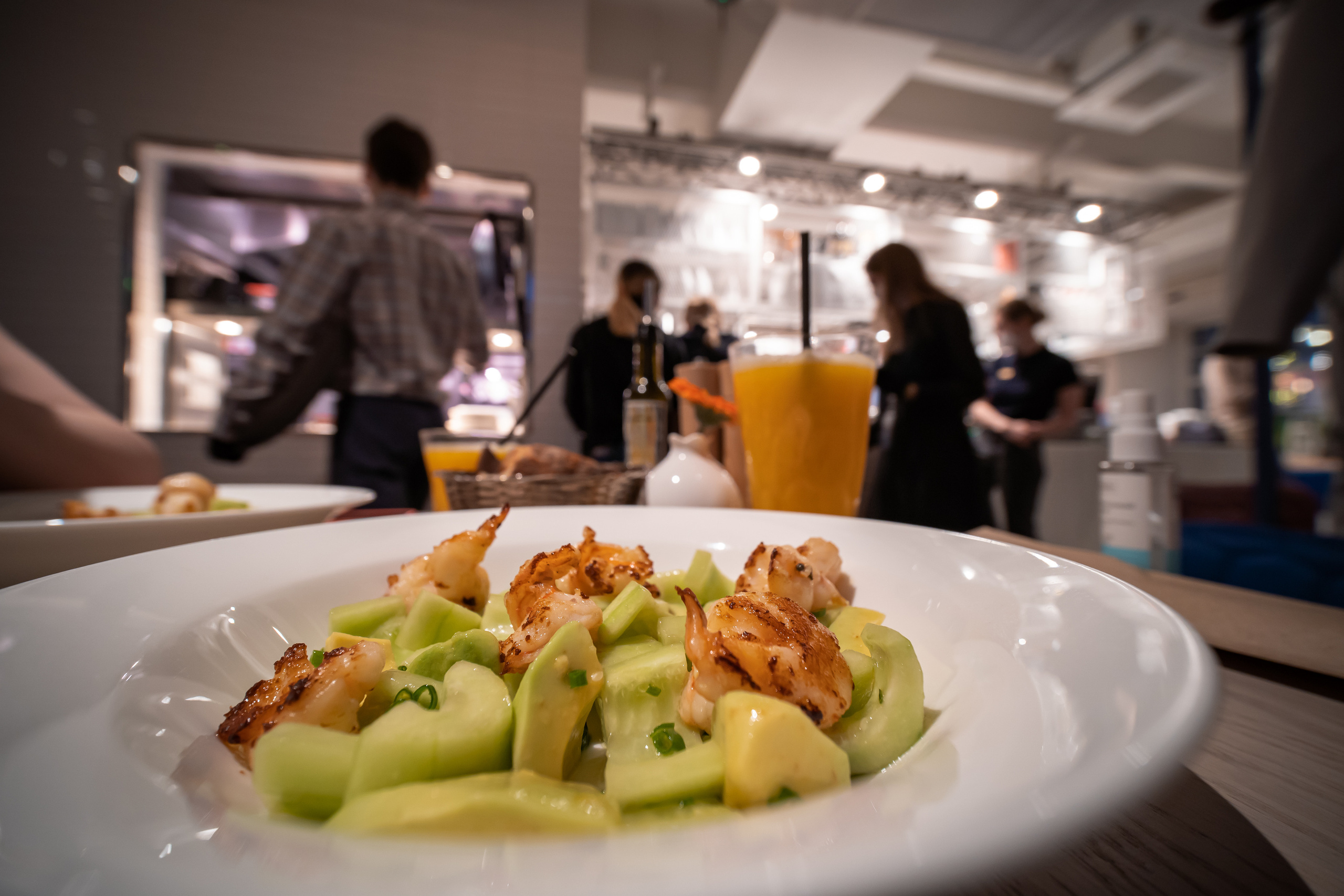 Салат "Бора-Бора" с креветками в Кофемании