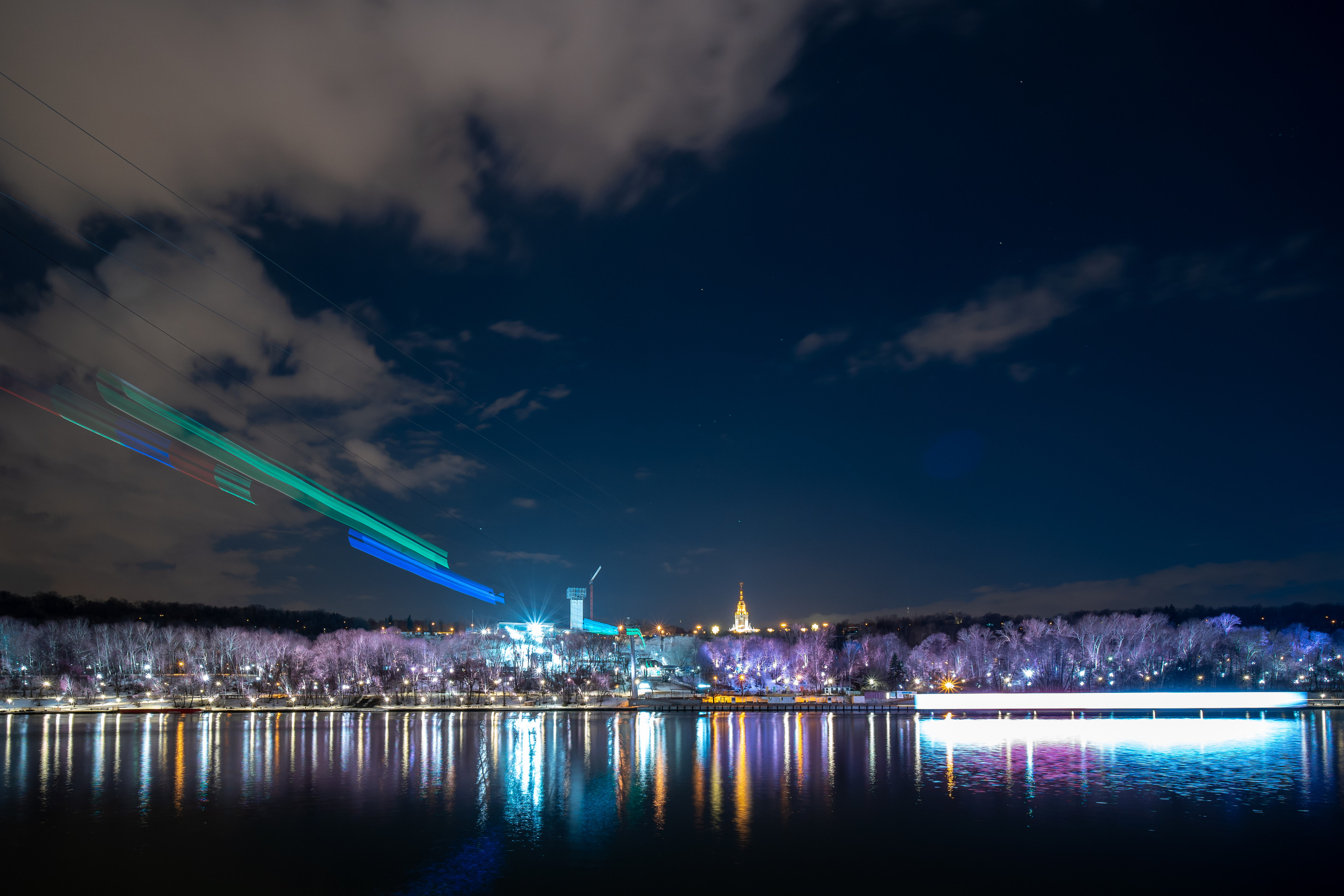 Лужники и вид на МГУ ночью