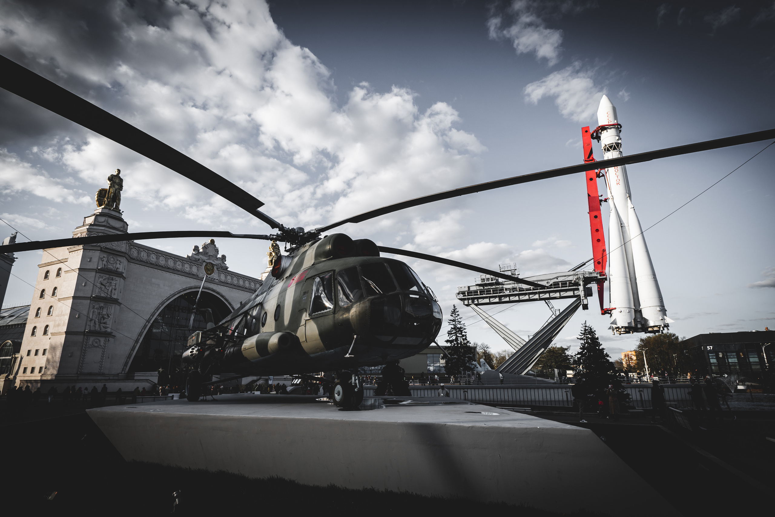 Вертолет и ракета на ВДНХ