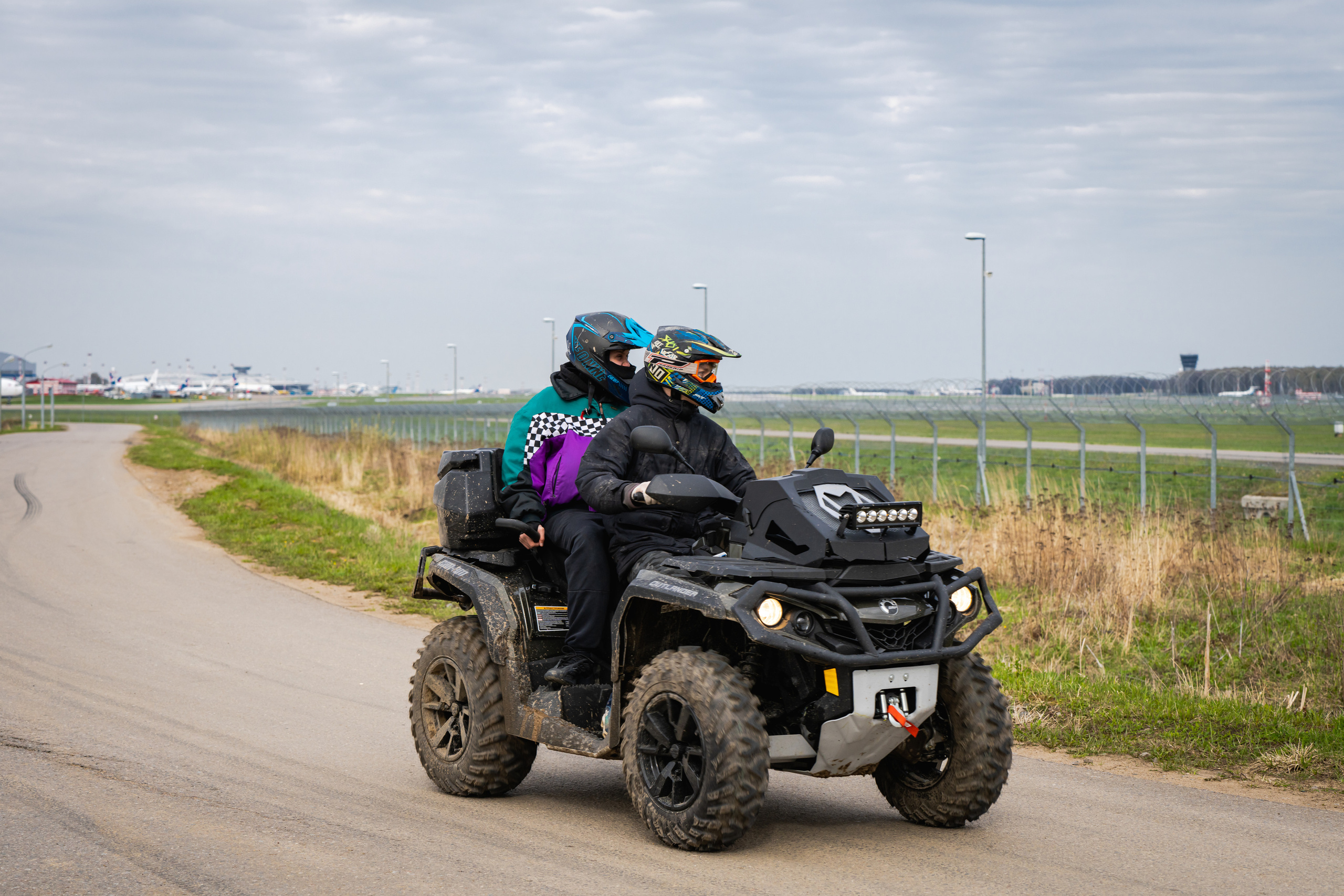 Двое на квадроцикле рядом с аэропортом Внуково