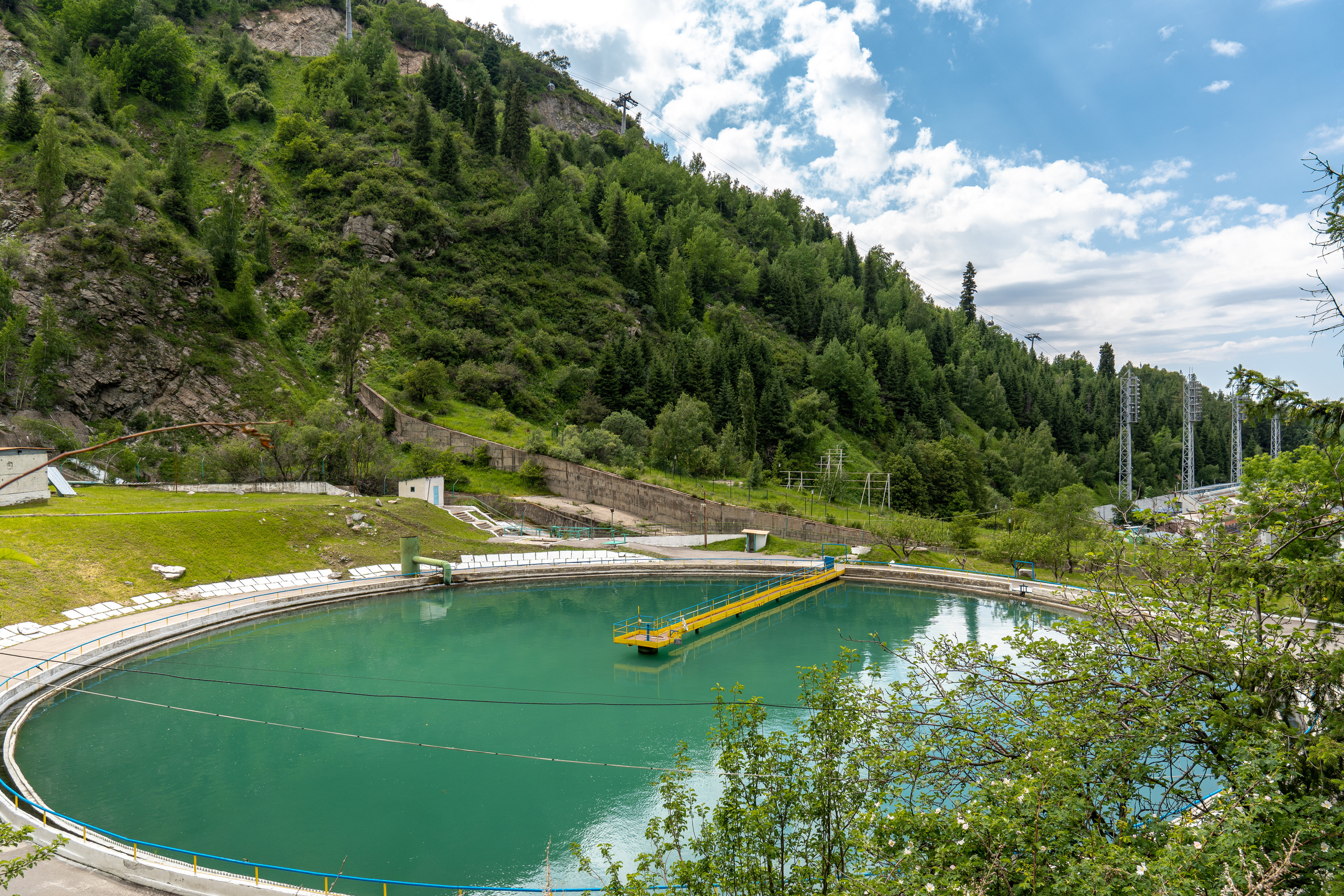 Огромный резервуар у высокогорного стадиона Медеу