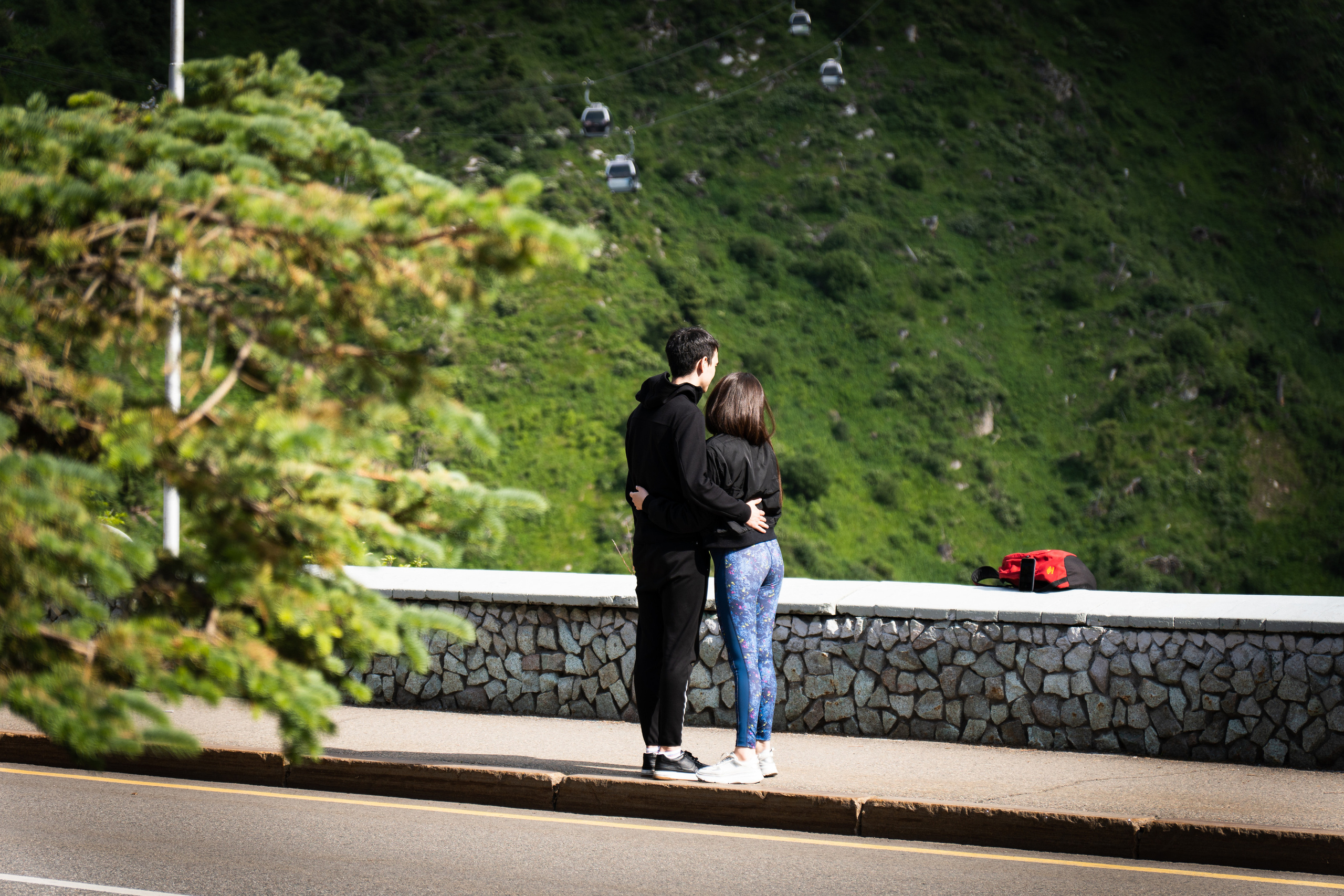 Парочка на смотровой площадке селезащитной плотины Медеу