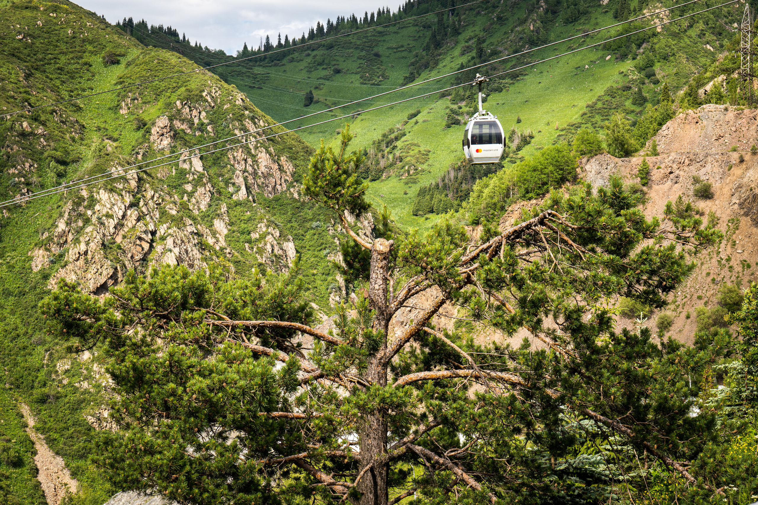 Вид на горы с селезащитной плотины Медеу