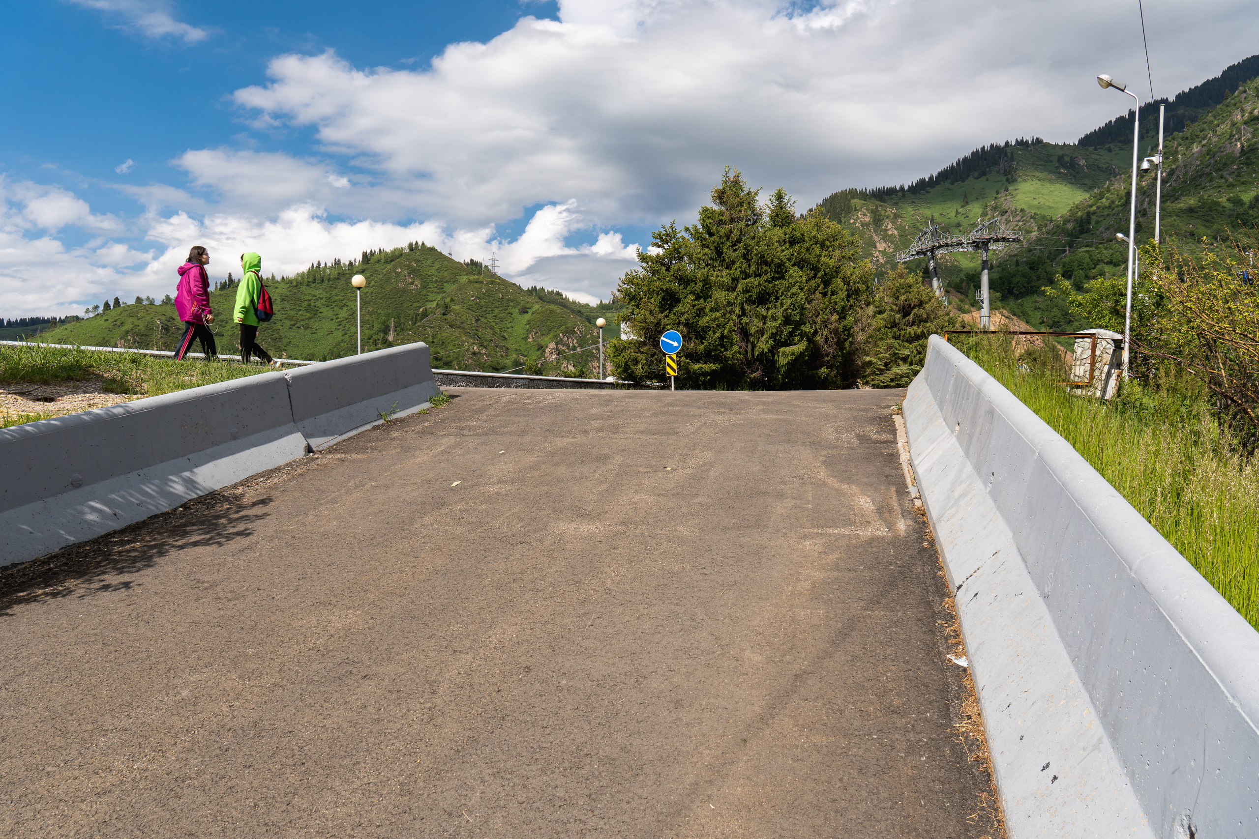 На верху селезащитной плотины Медеу