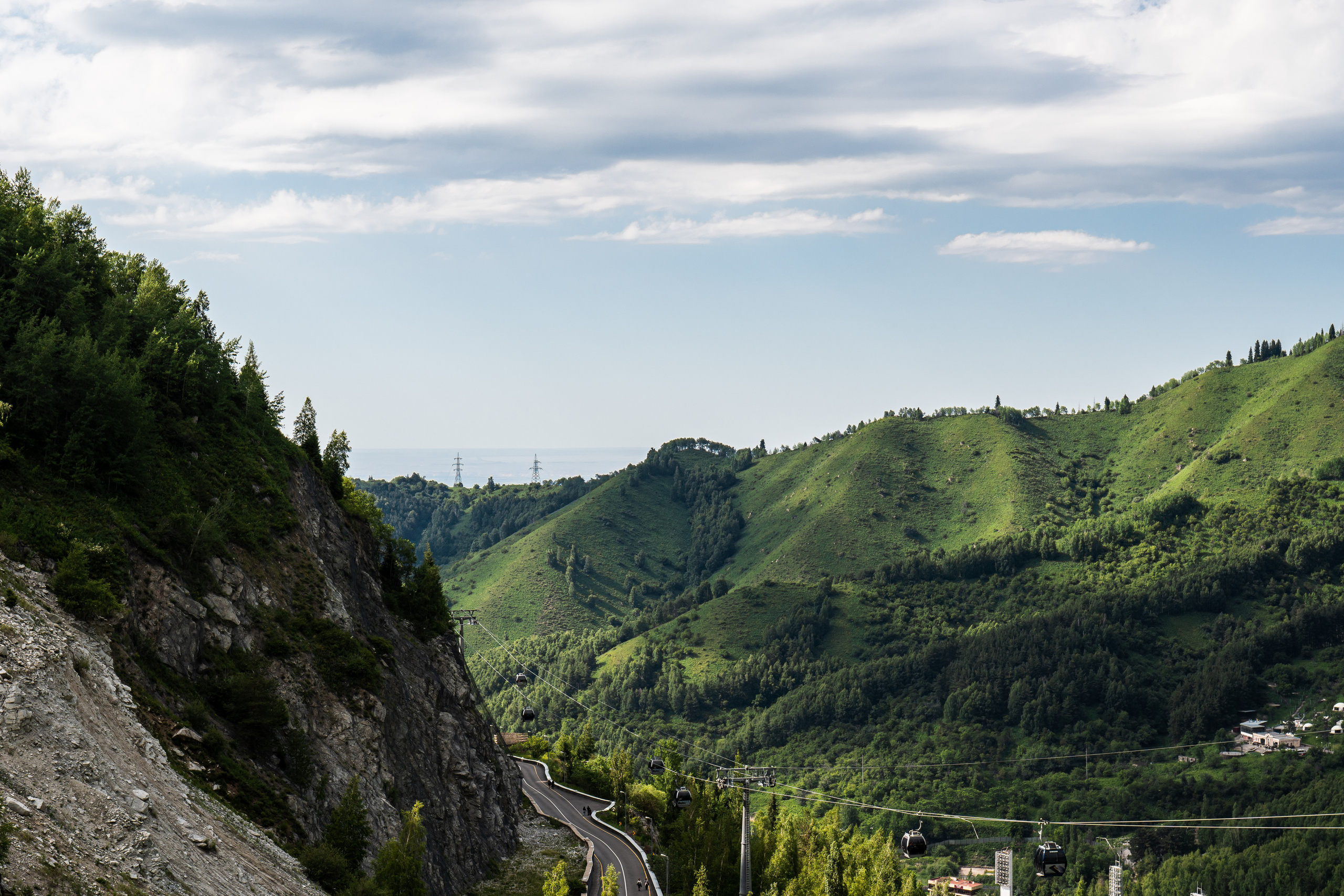 Вид на горы с селезащитной плотины Медеу