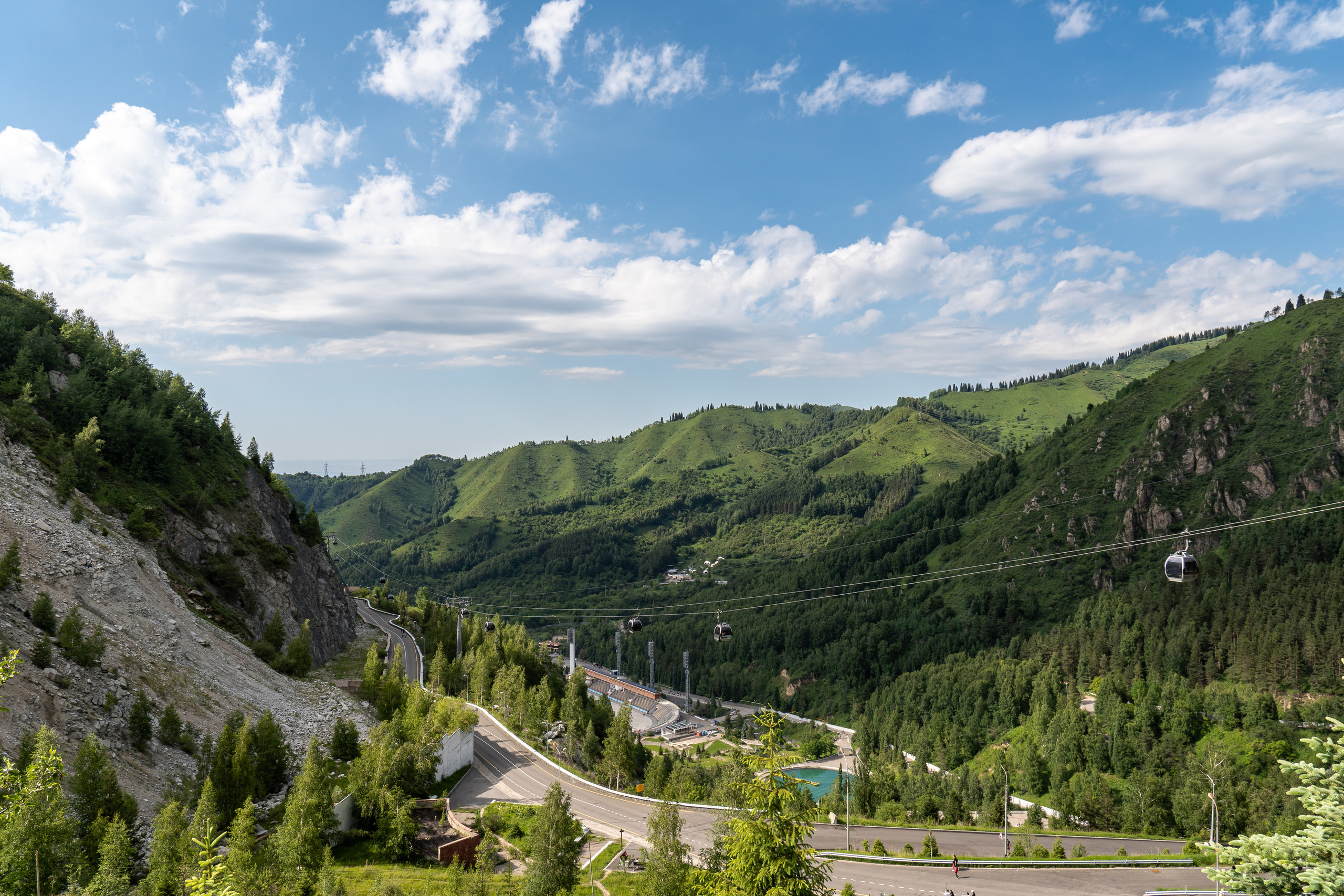 Вид на высокогорный стадион Медеу с селезащитной плотины