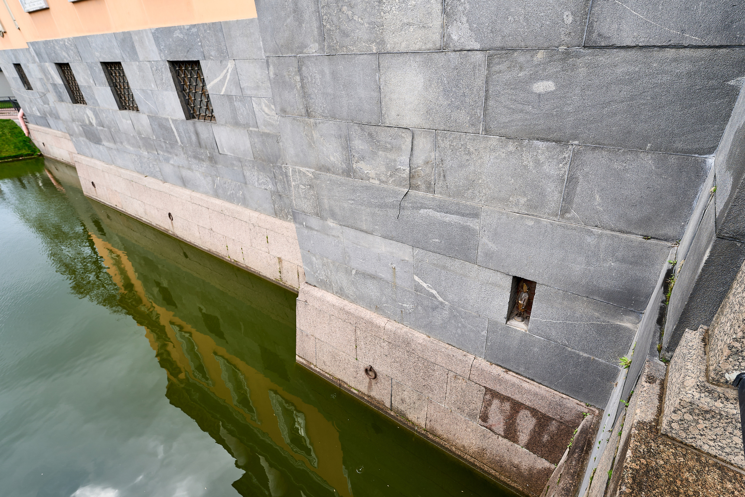 Фигурка солдата в цоколе Михайловского замка в Санкт-Петербурге