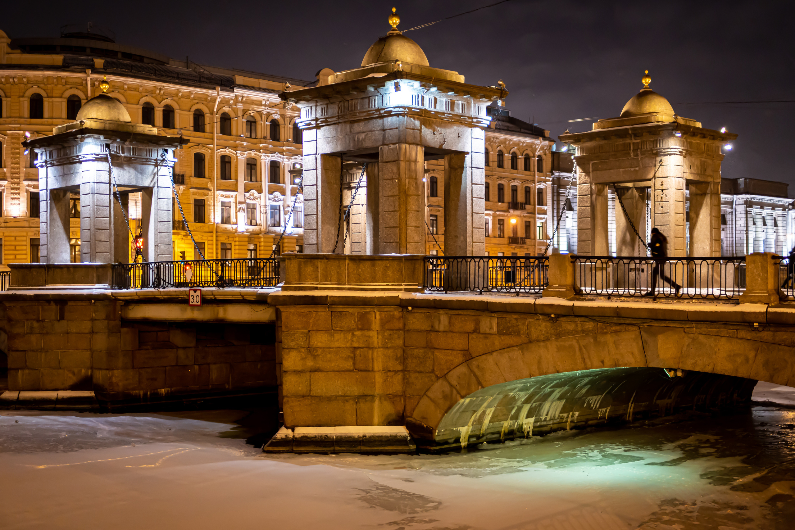 Мост Ломоносова в Питере зимой в снегу