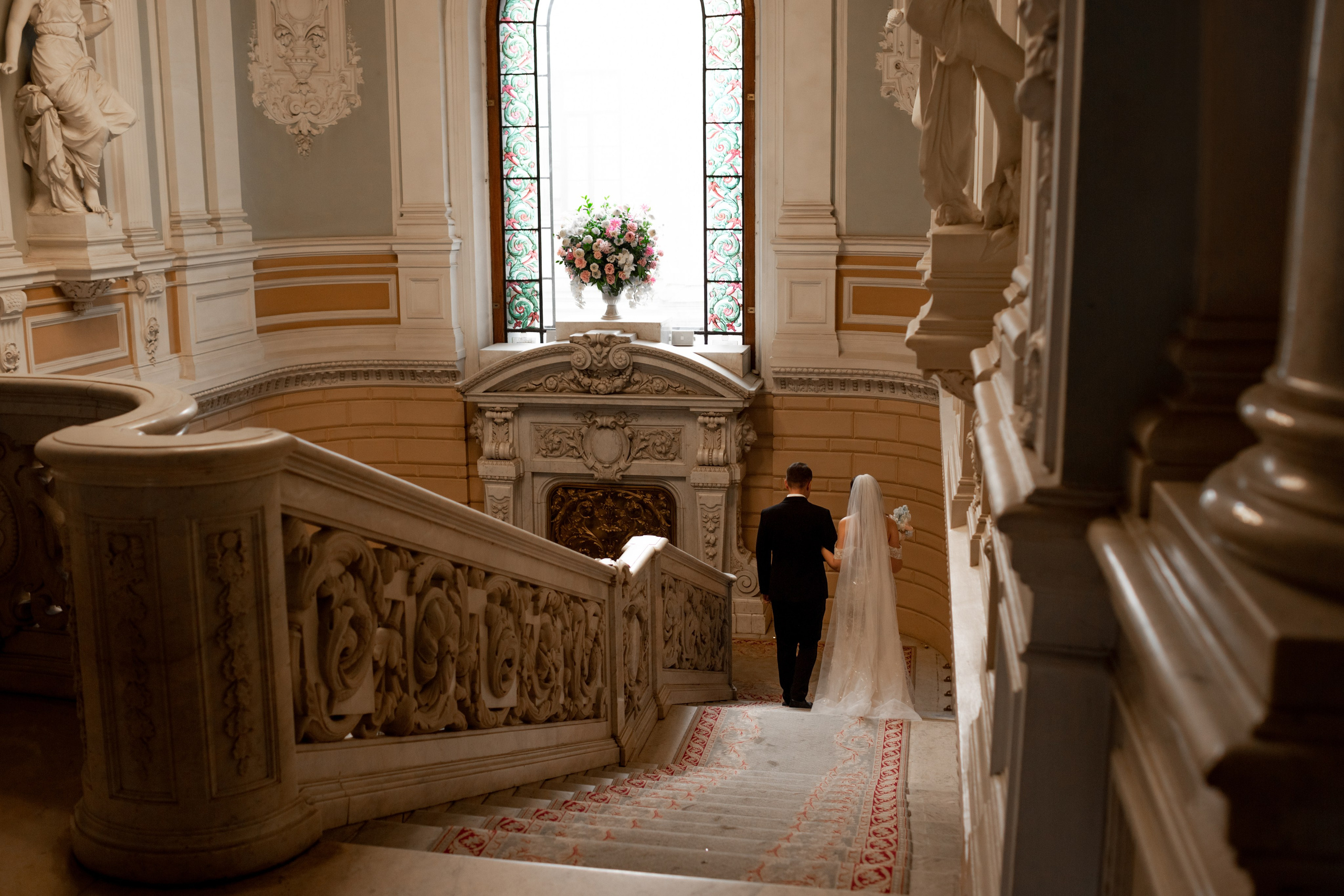 Фотосессия во дворце бракосочетания на Английской набережной. Свадебный фотограф Кирилл Белый