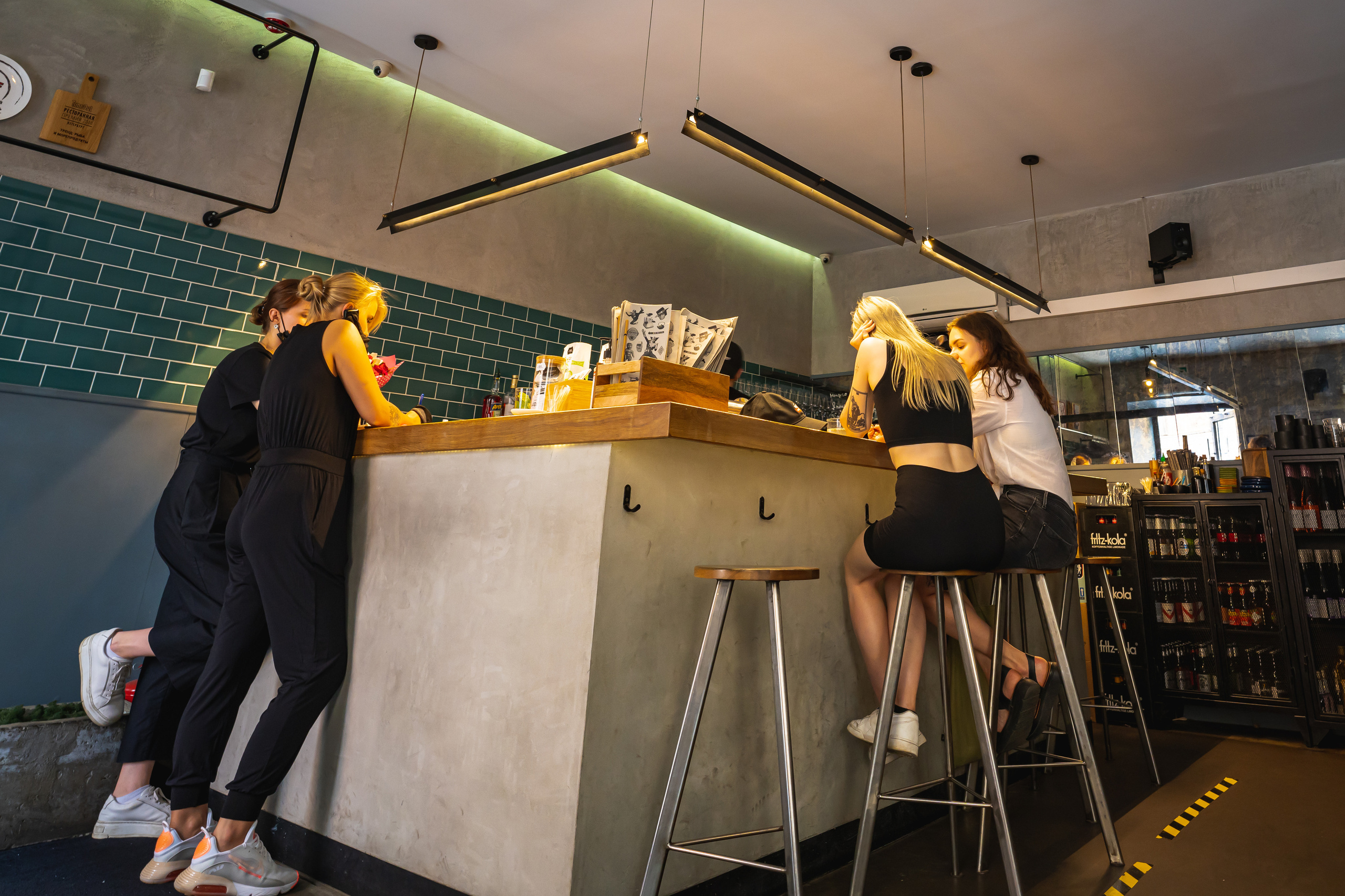 В забегаловке в Питере