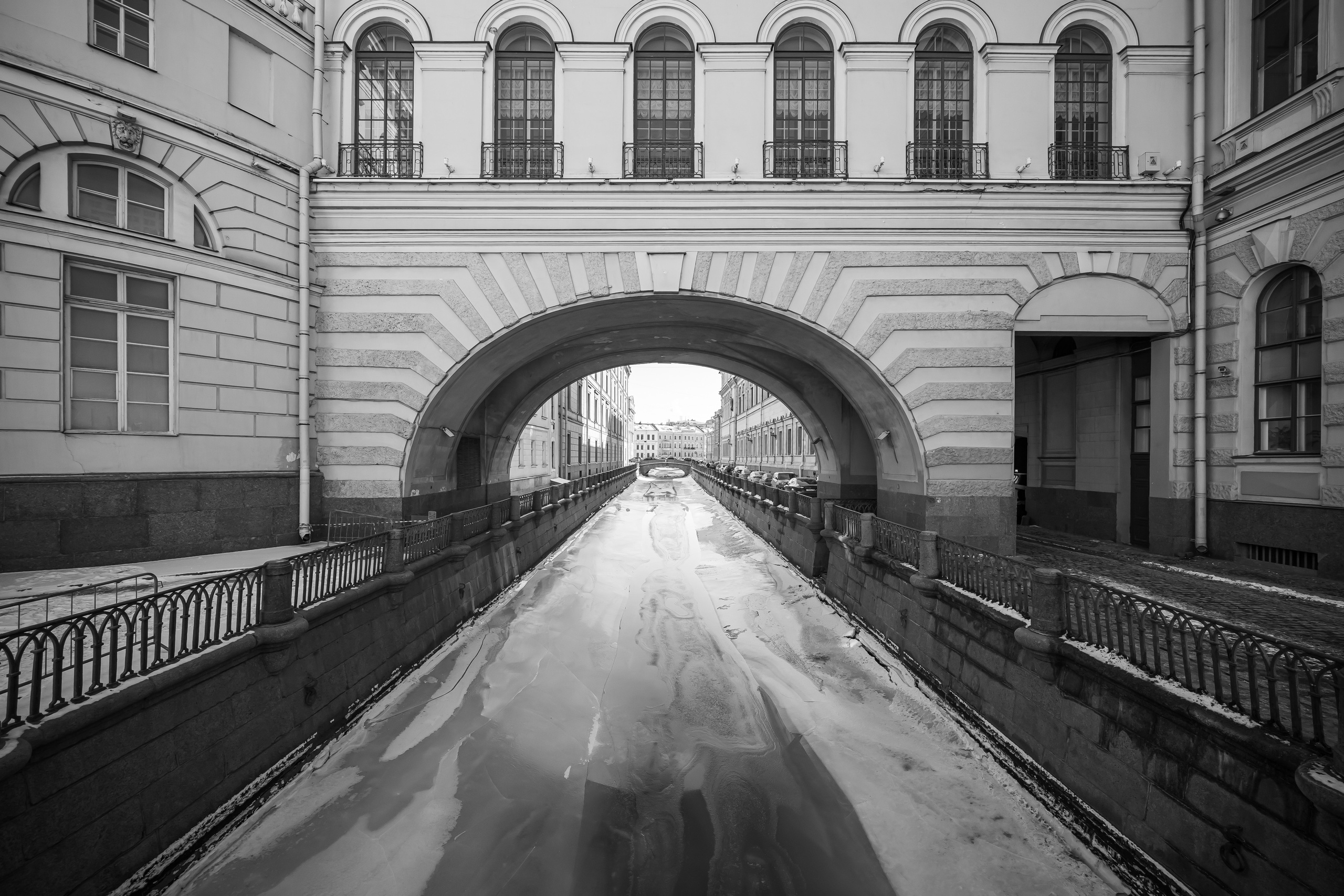 Черно-белое фото Зимней канавки в Питере