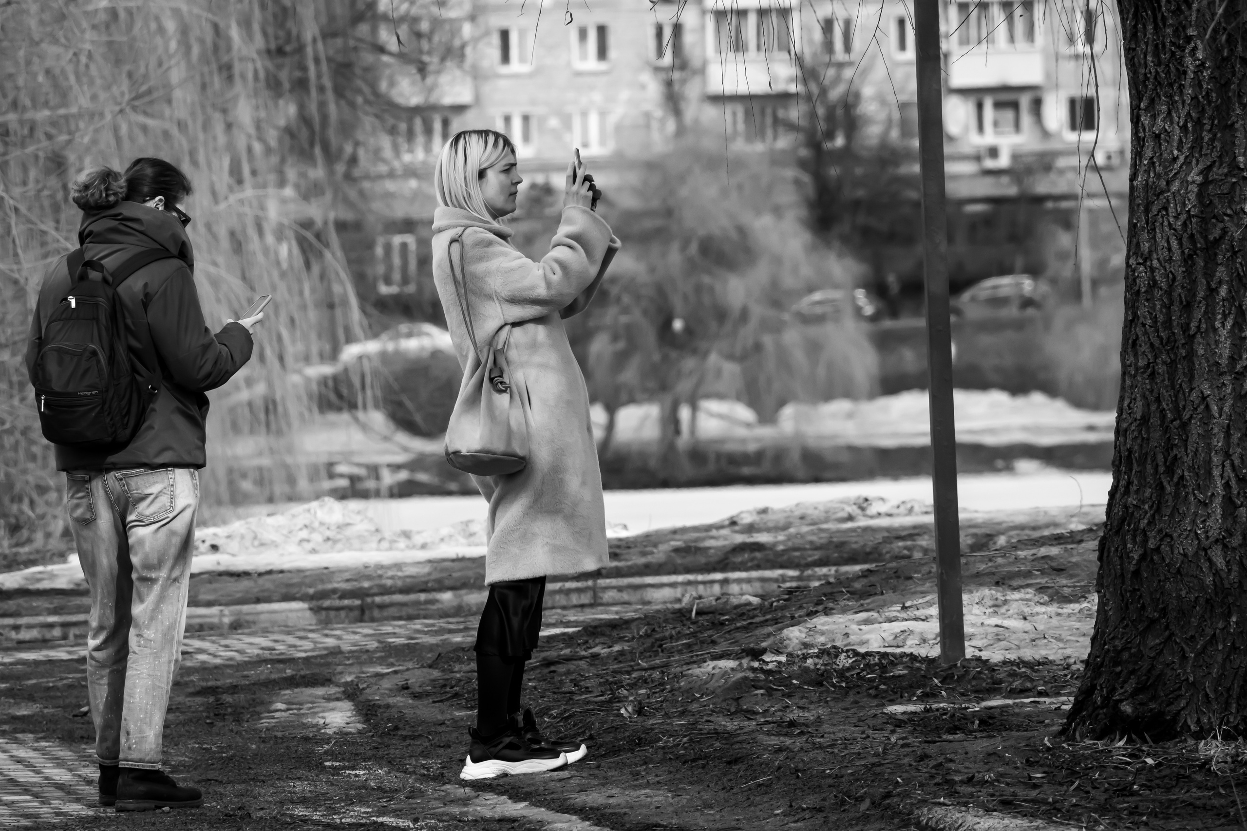 Люди в парке у Новодевичьего монастыря