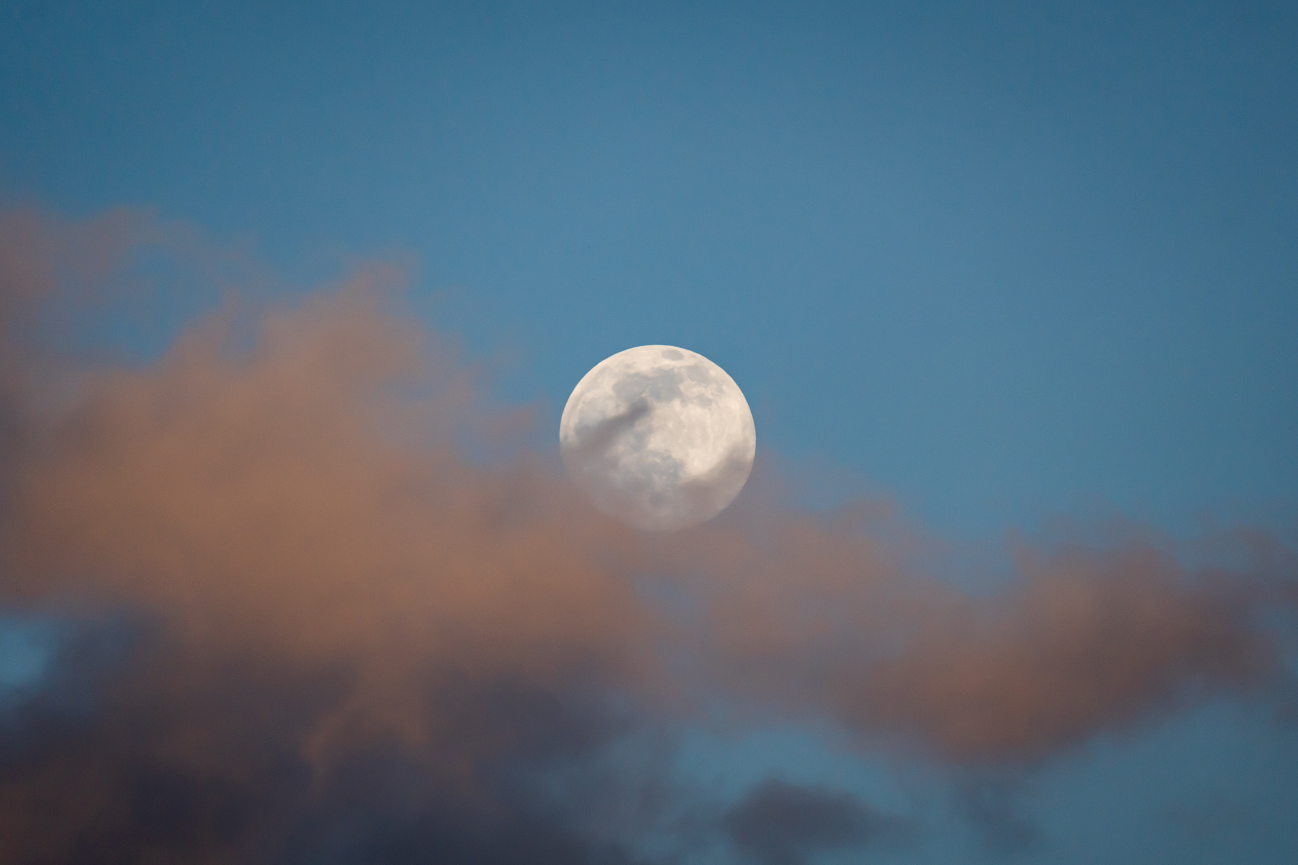 Луна над Москвой в облаках вечером