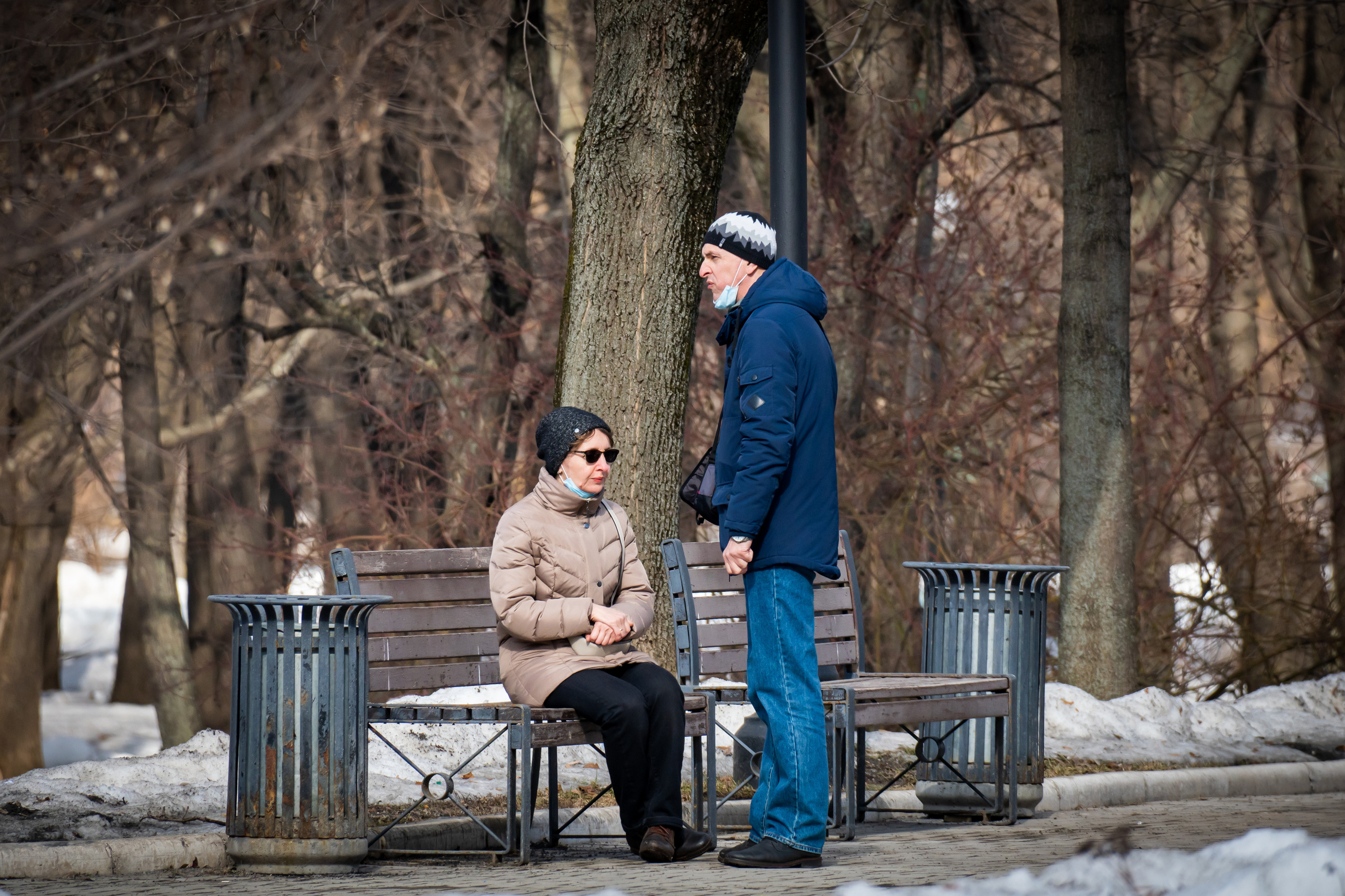 Люди в парке у Новодевичьего монастыря