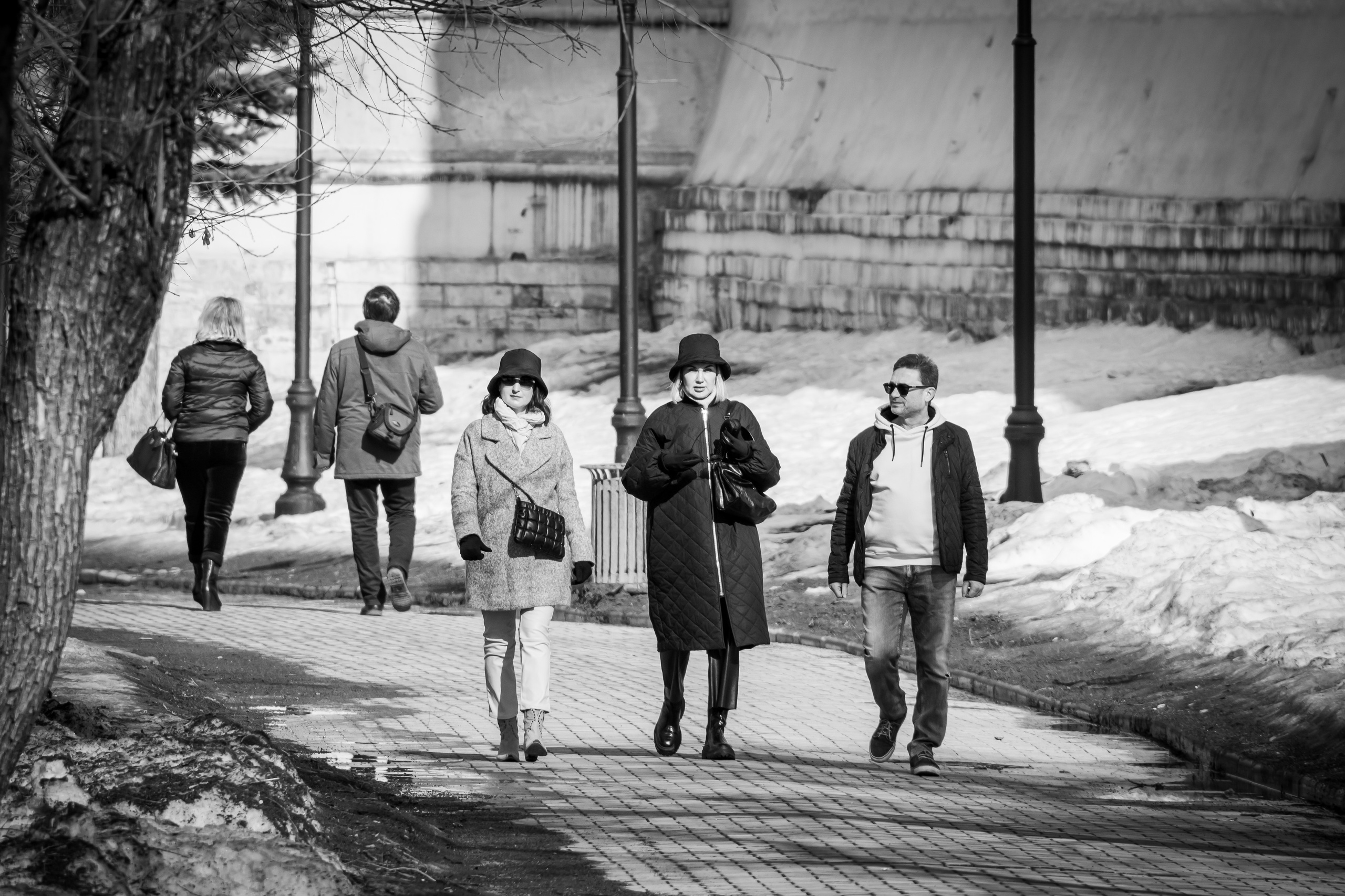 Люди в парке у Новодевичьего монастыря