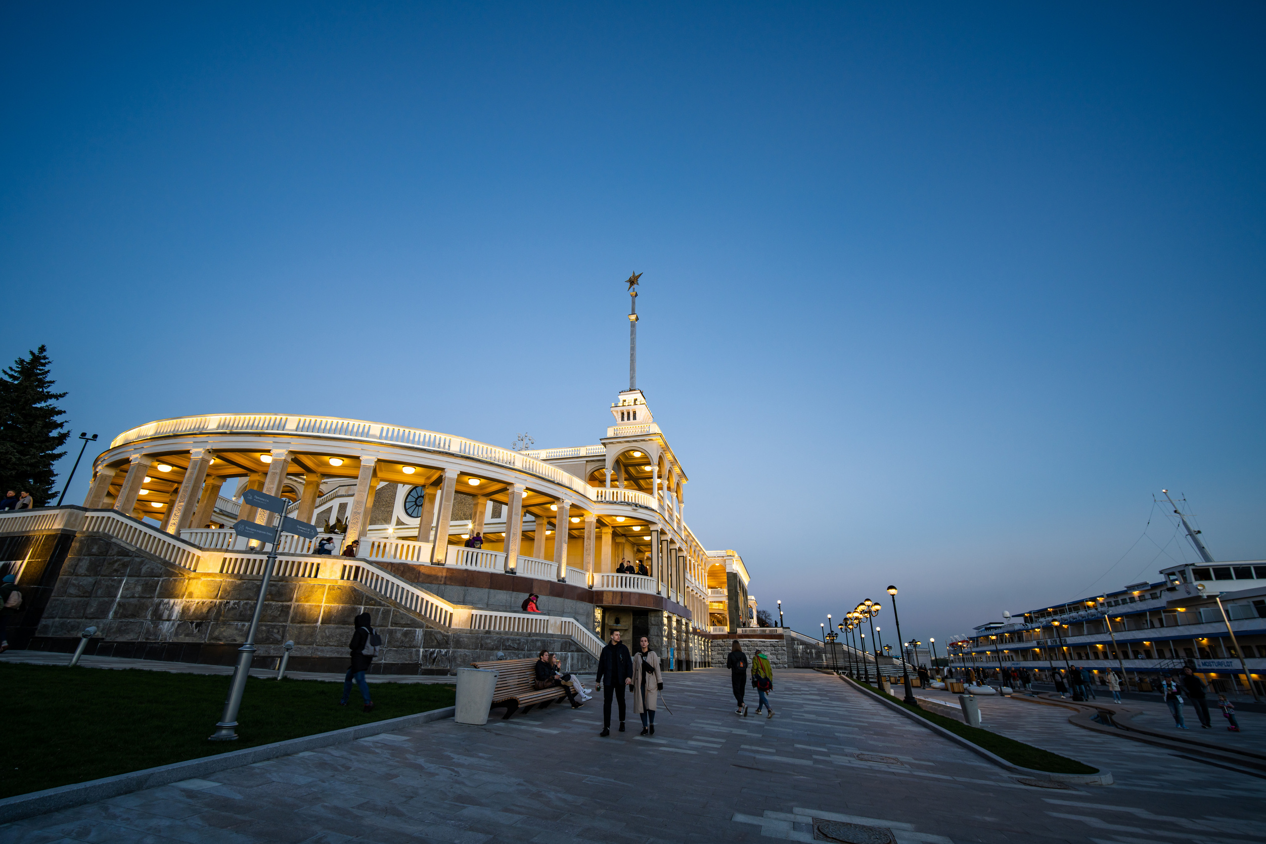 Здание Северного речного вокзала вечером с подсветкой