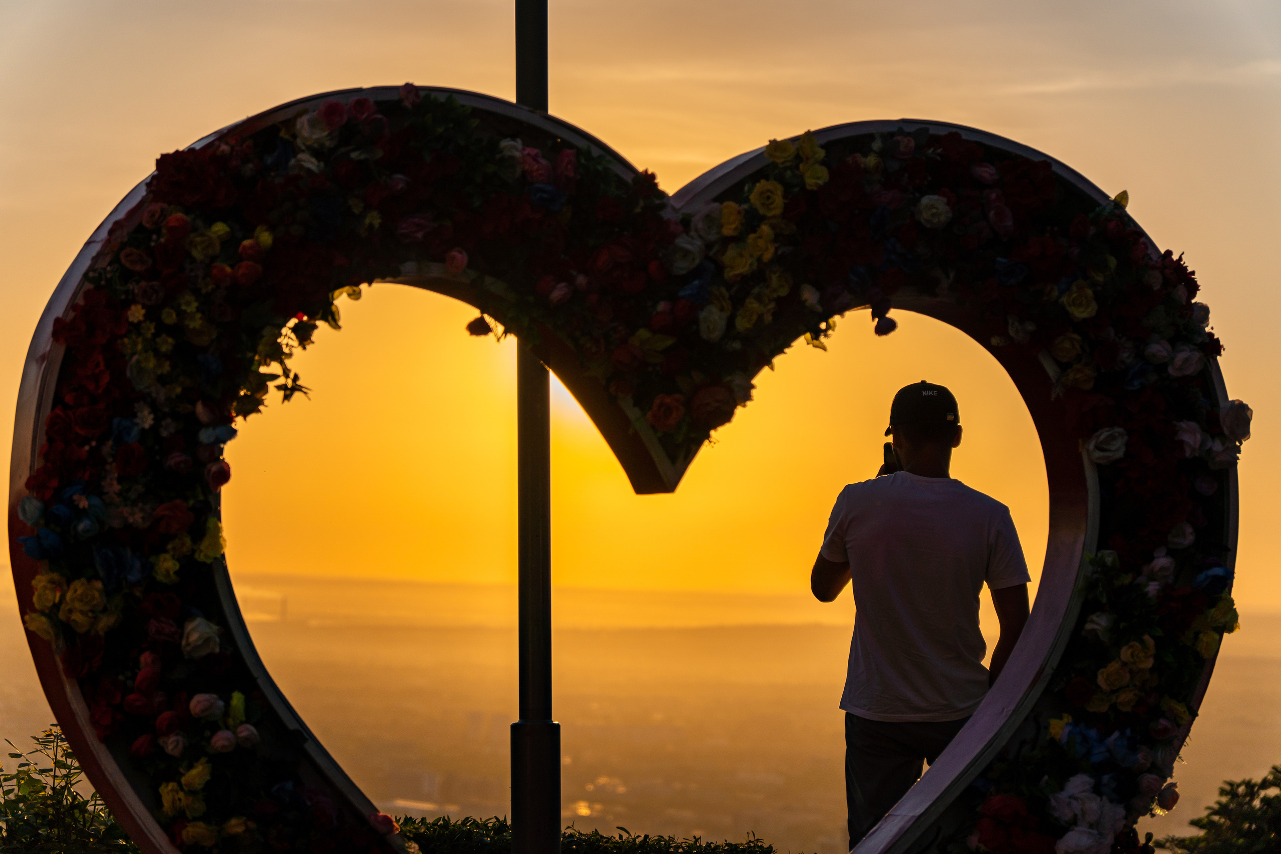 Сердце на горе Кок-Тобе в Алмате на закате