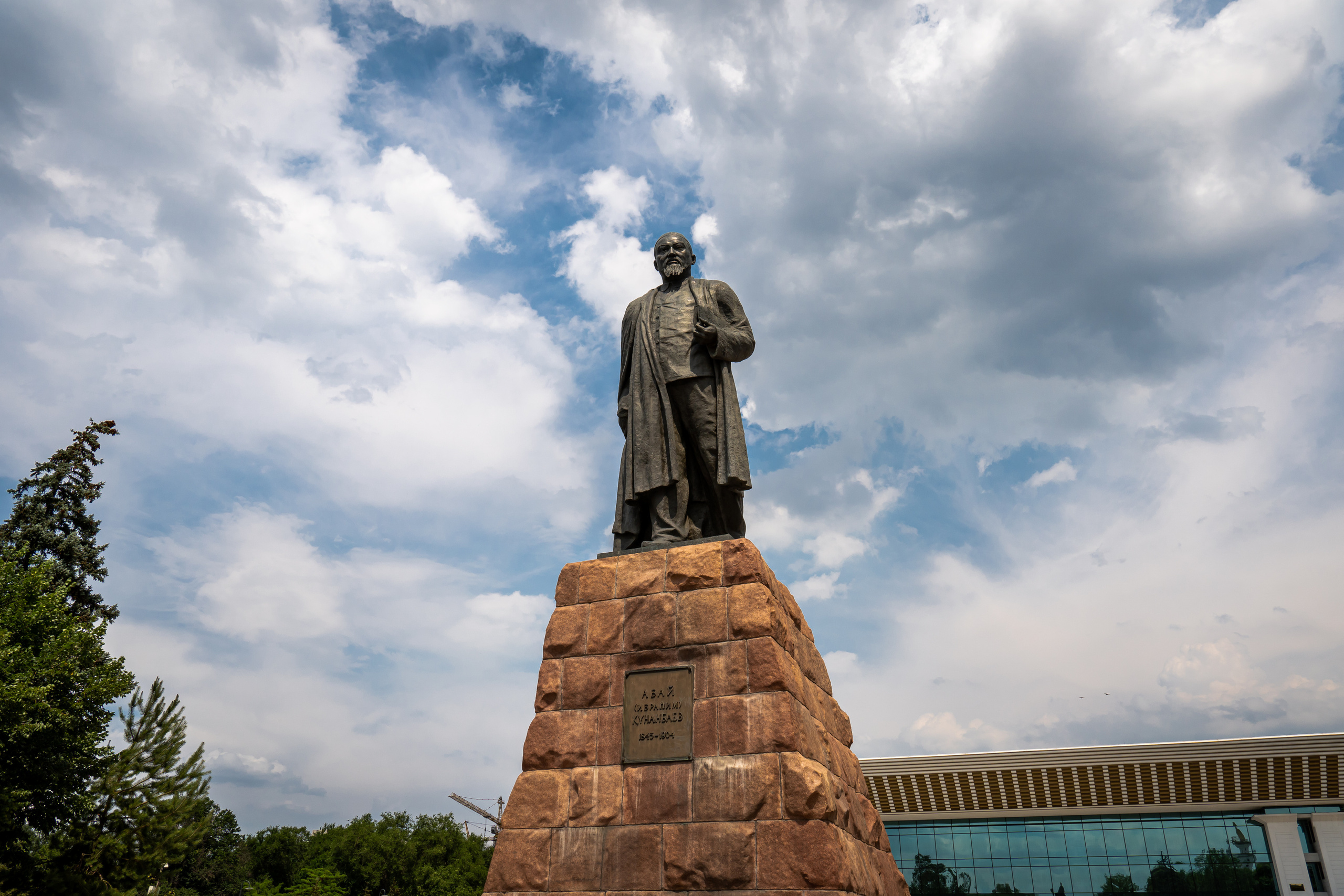 Памятник Кунабаеву в Алматы